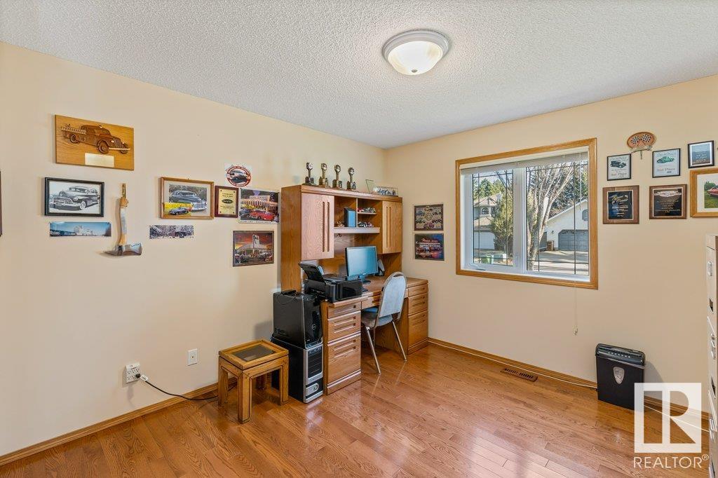 2 HOWARD Crescent
