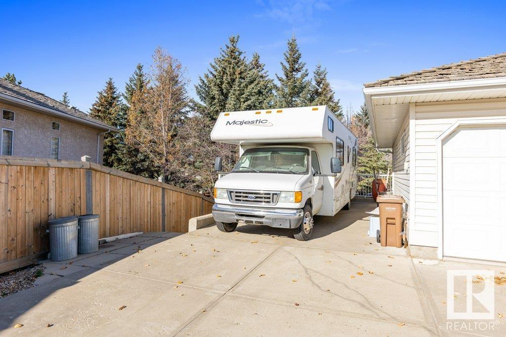 2 HOWARD Crescent