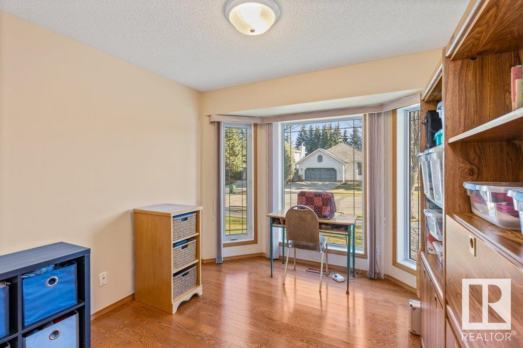 2 HOWARD Crescent