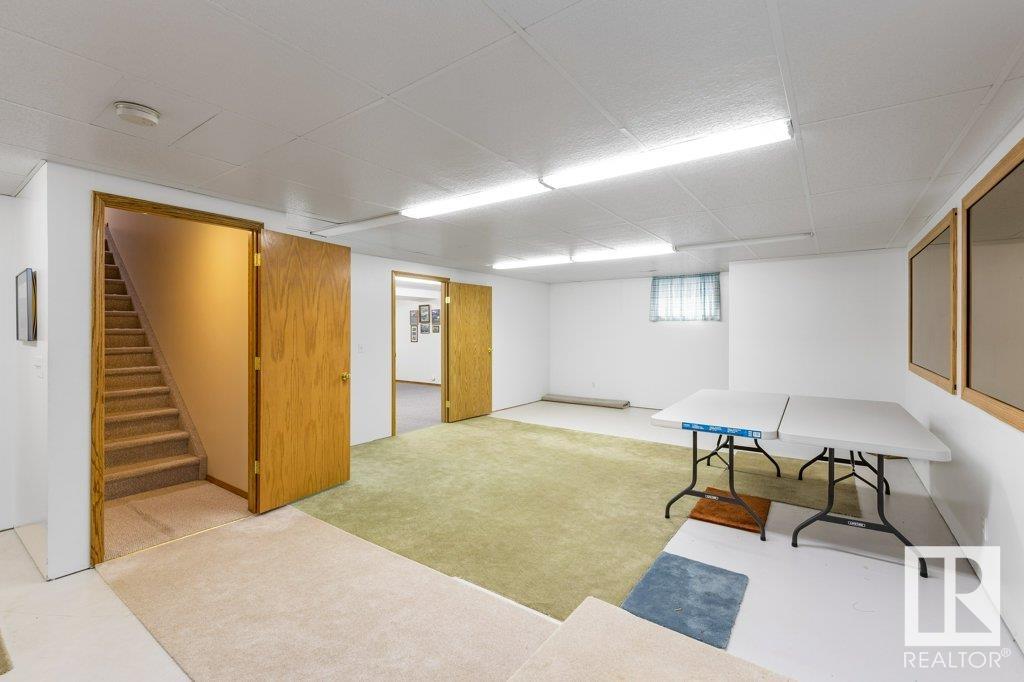 2 HOWARD Crescent