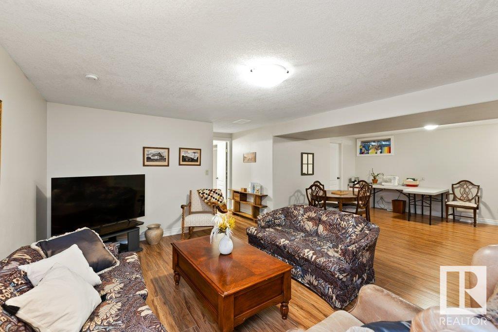 44 FALCON Crescent