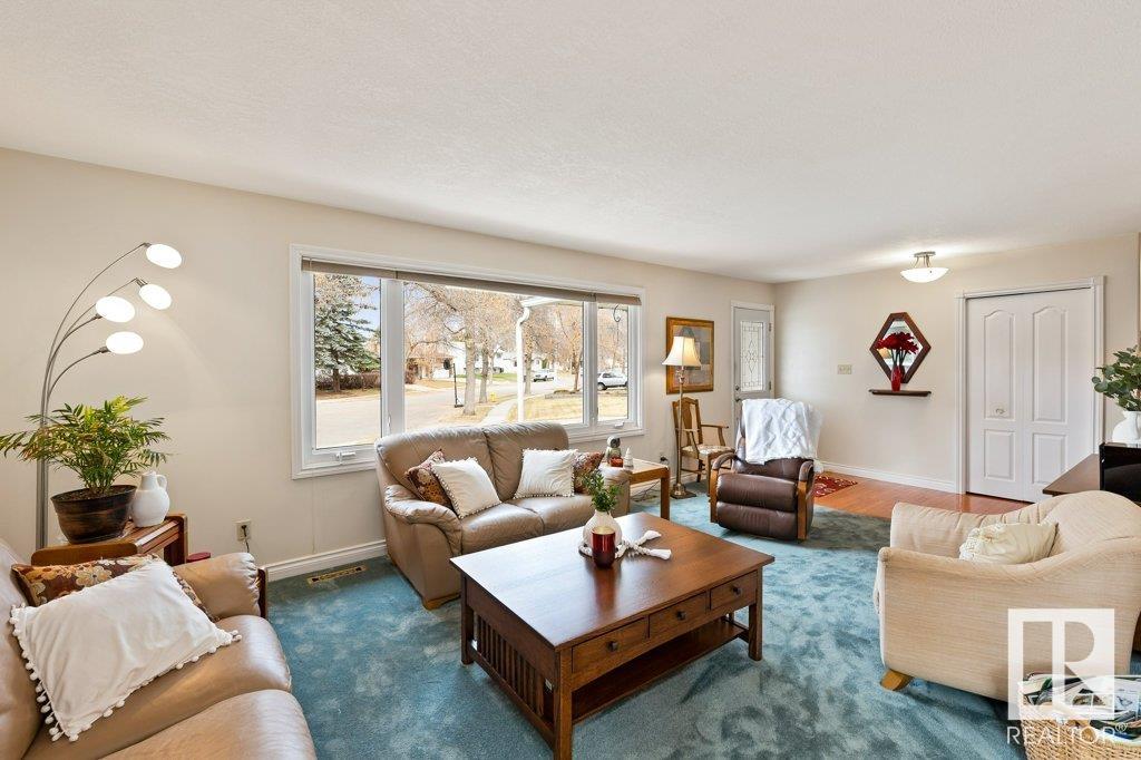 44 FALCON Crescent