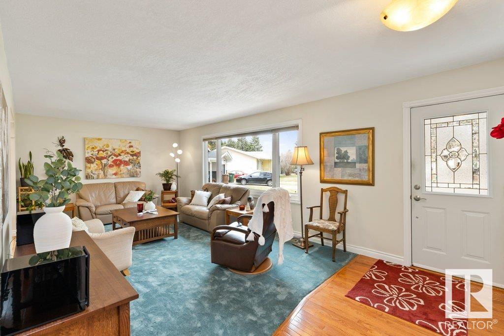 44 FALCON Crescent
