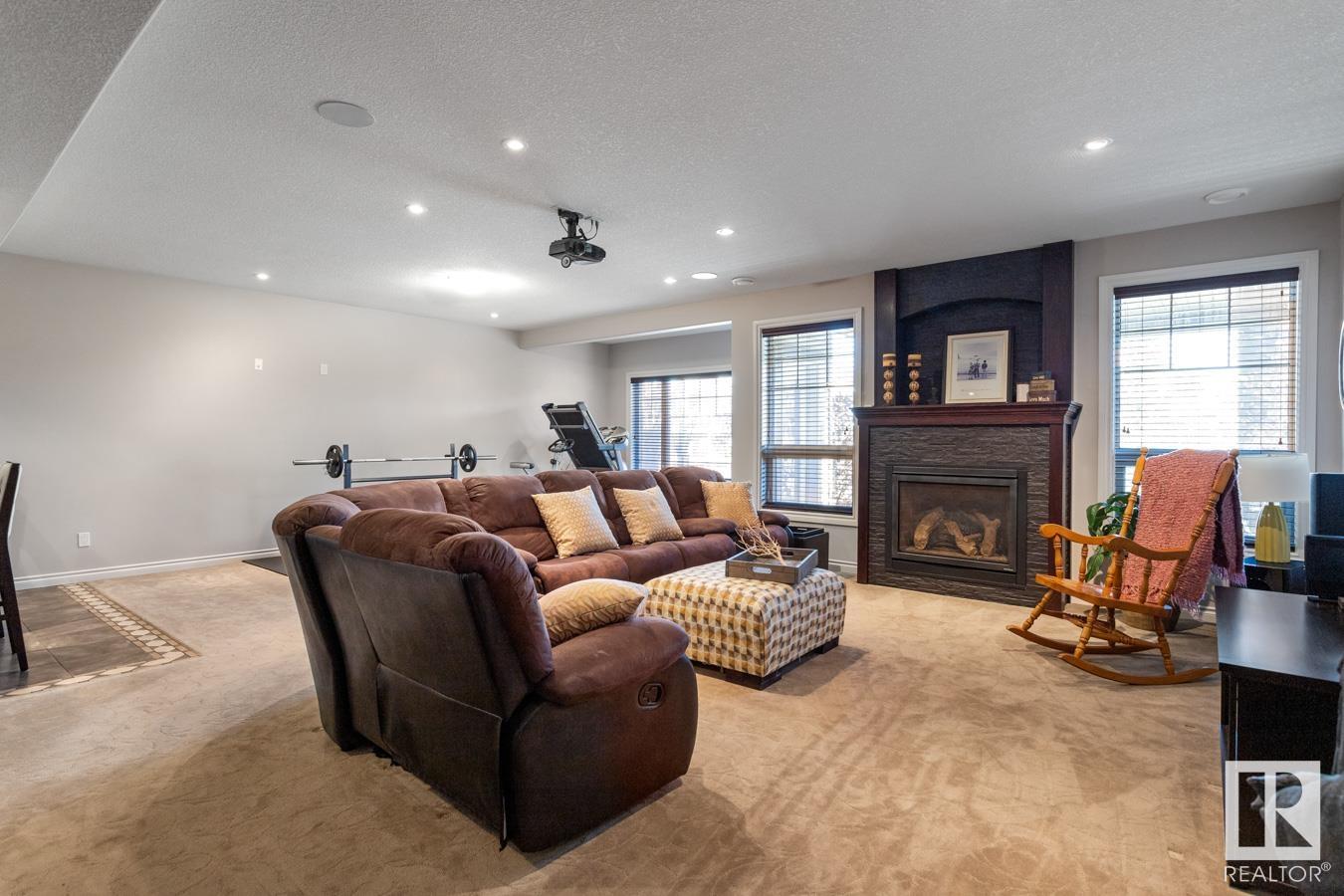 5034 CEYLON Close