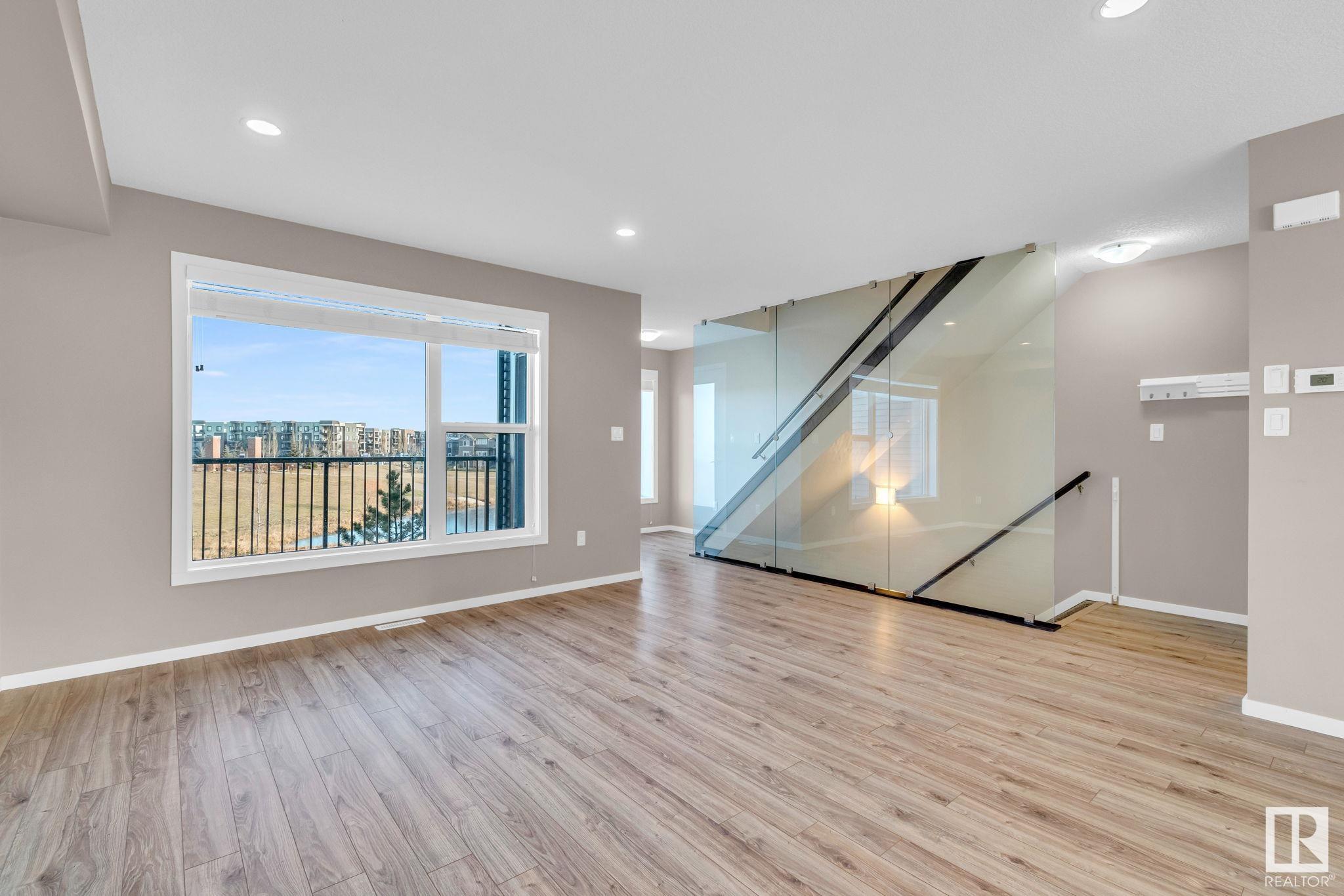 1075 ROSENTHAL Boulevard