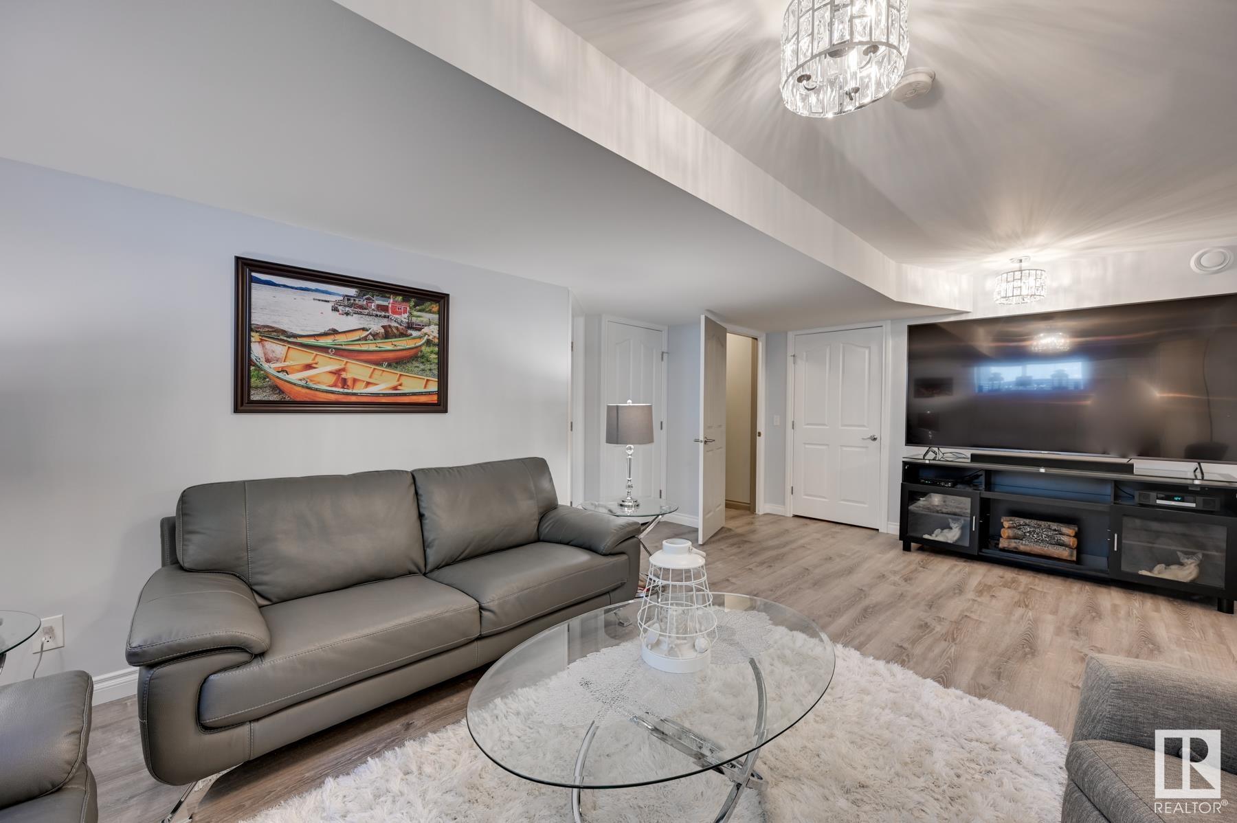 18 HILLCREST Point(e)