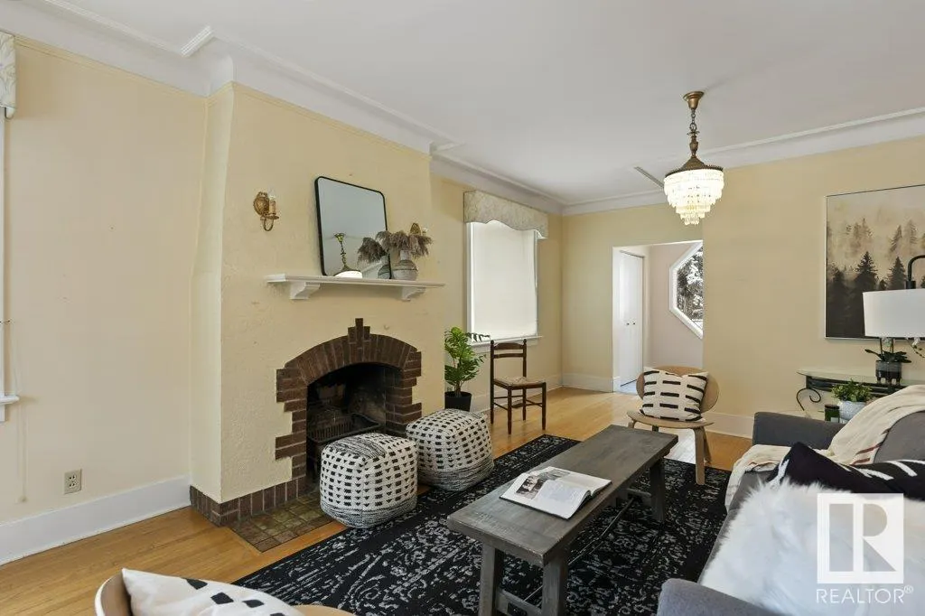 25 SUNNYSIDE Crescent
