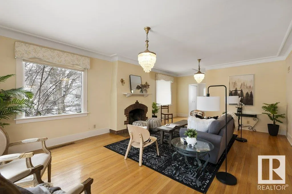 25 SUNNYSIDE Crescent