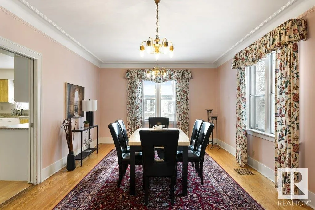 25 SUNNYSIDE Crescent