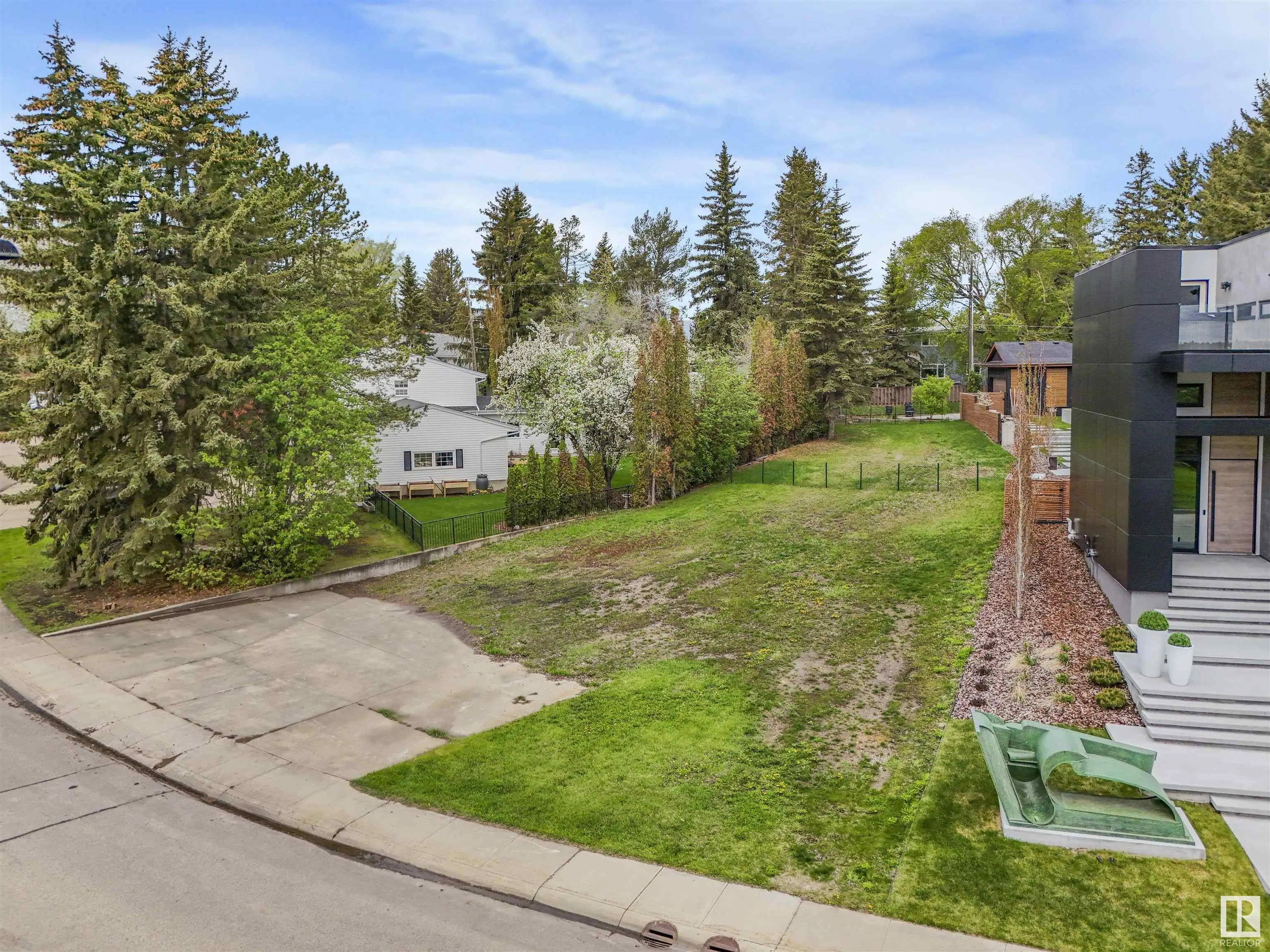 6A LAURIER Place
