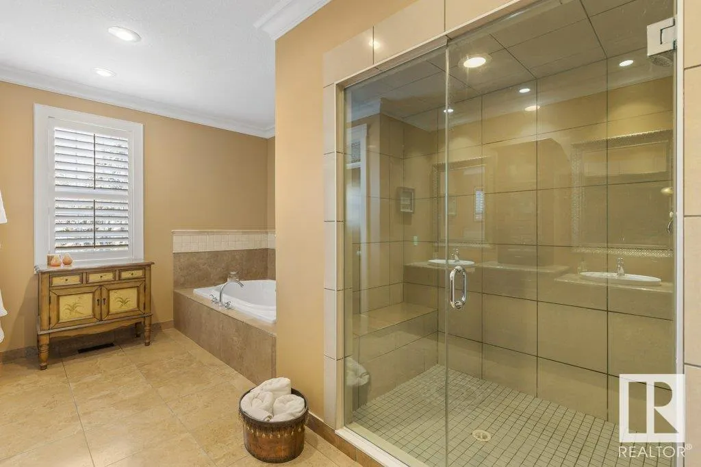 10 KARLYLE Court