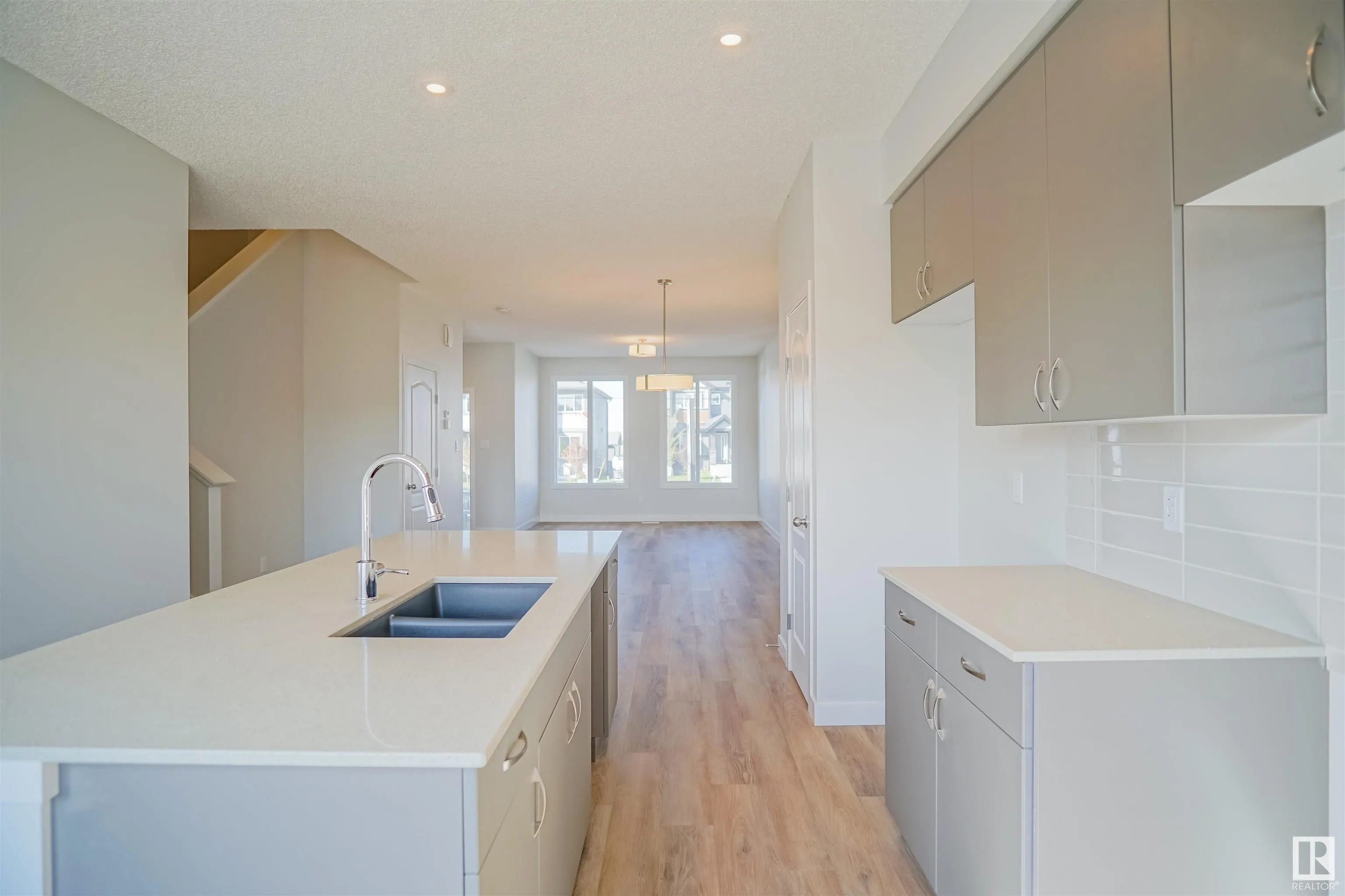 197 SUNLAND Way