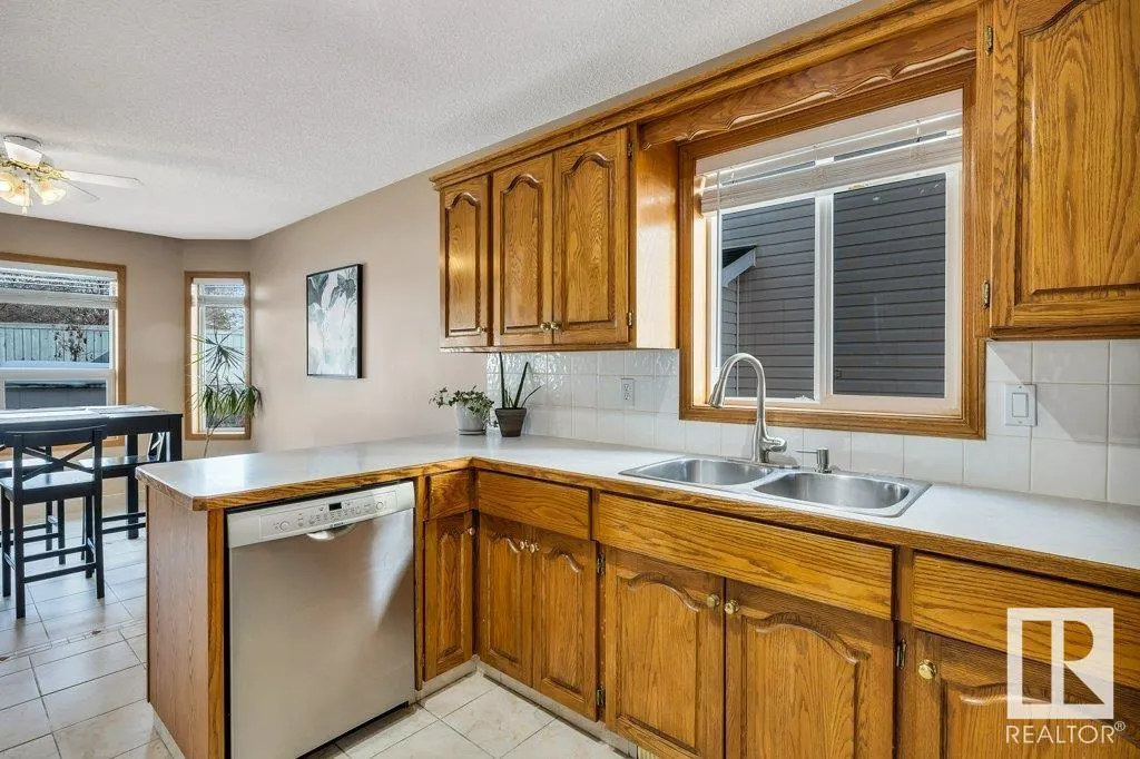 28 HAWTHORNE Crescent