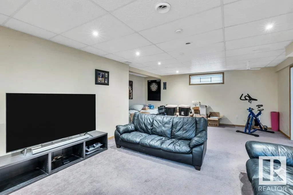 28 HAWTHORNE Crescent