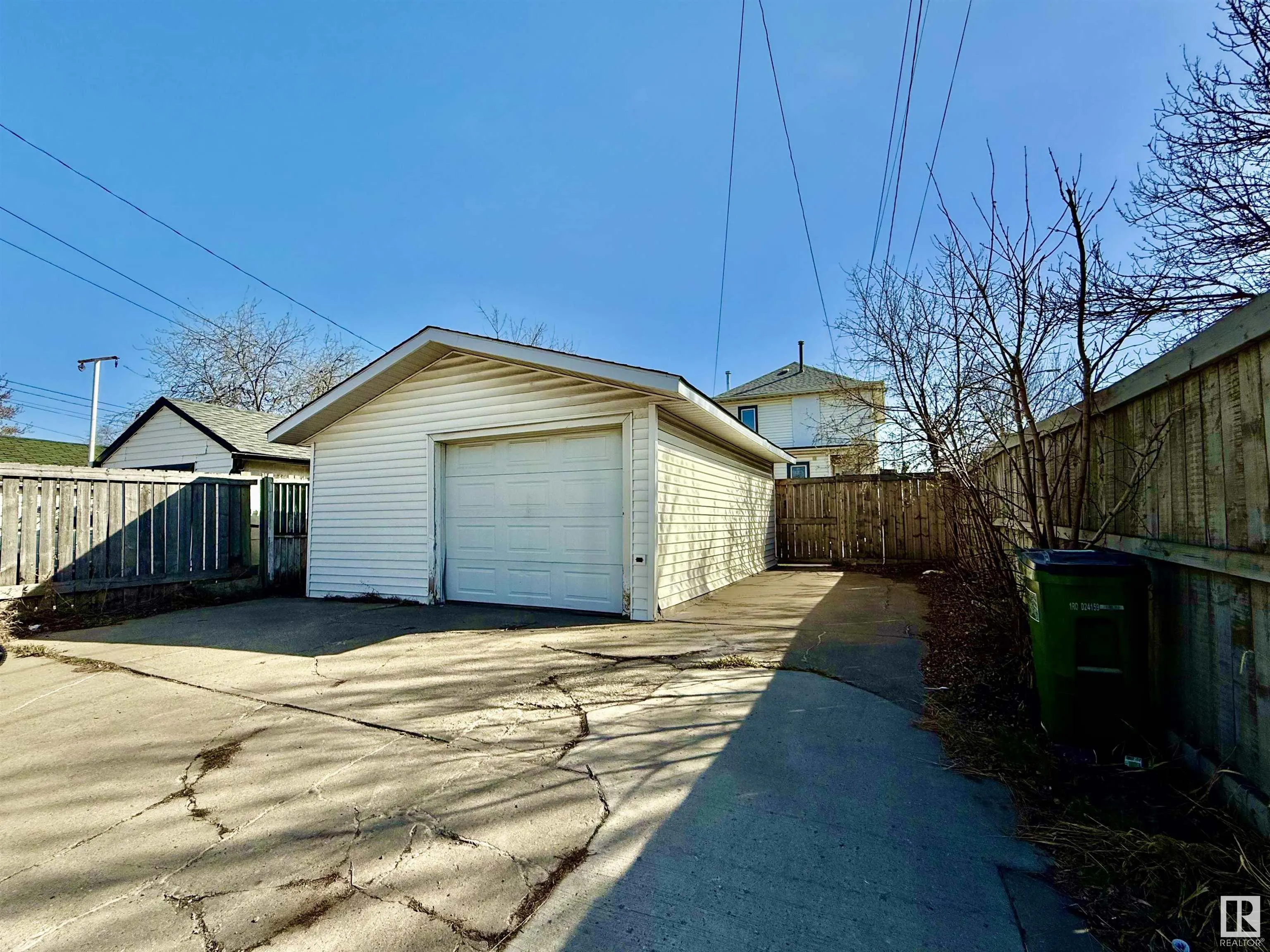 9862 76 Avenue