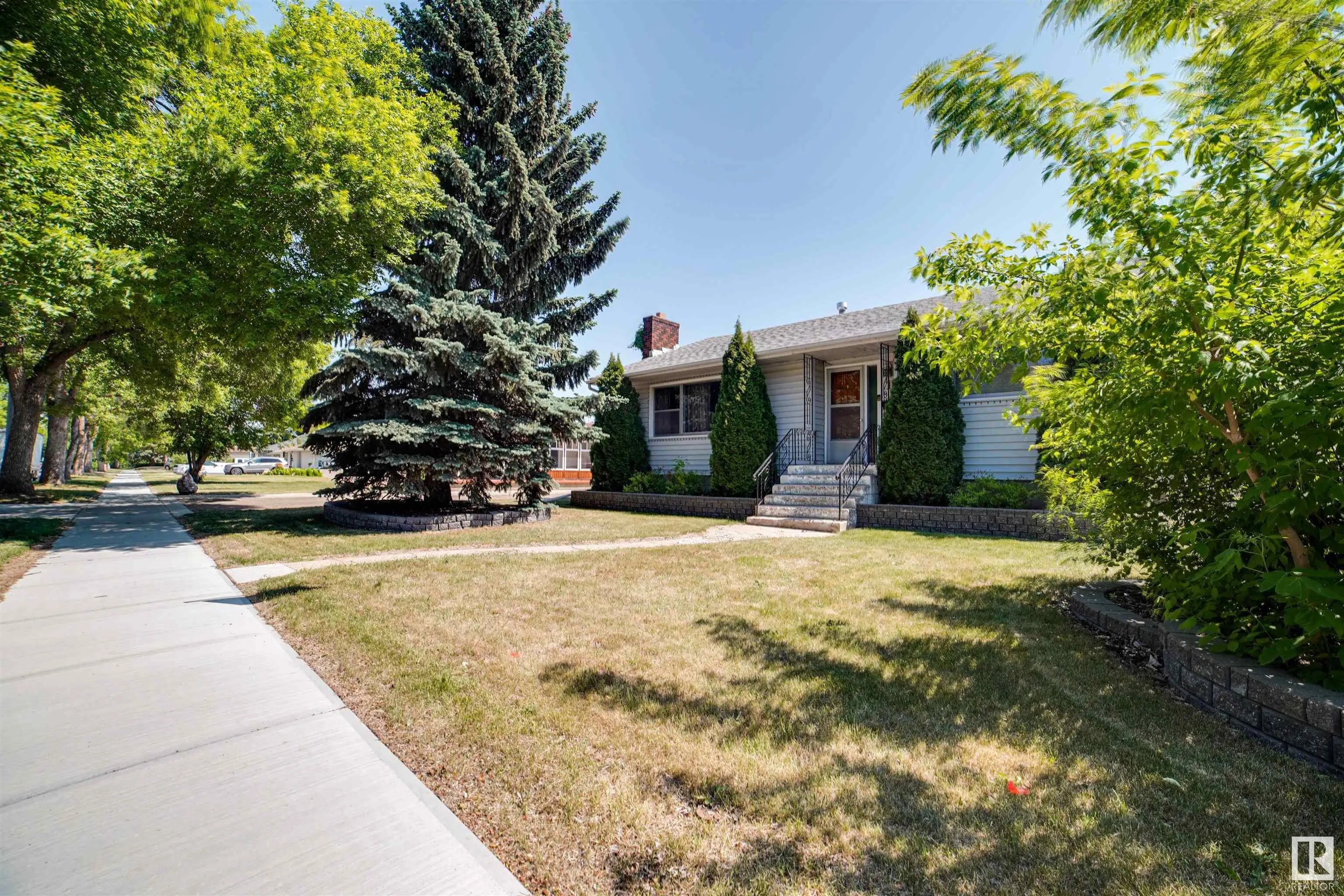 19 LOWE Avenue