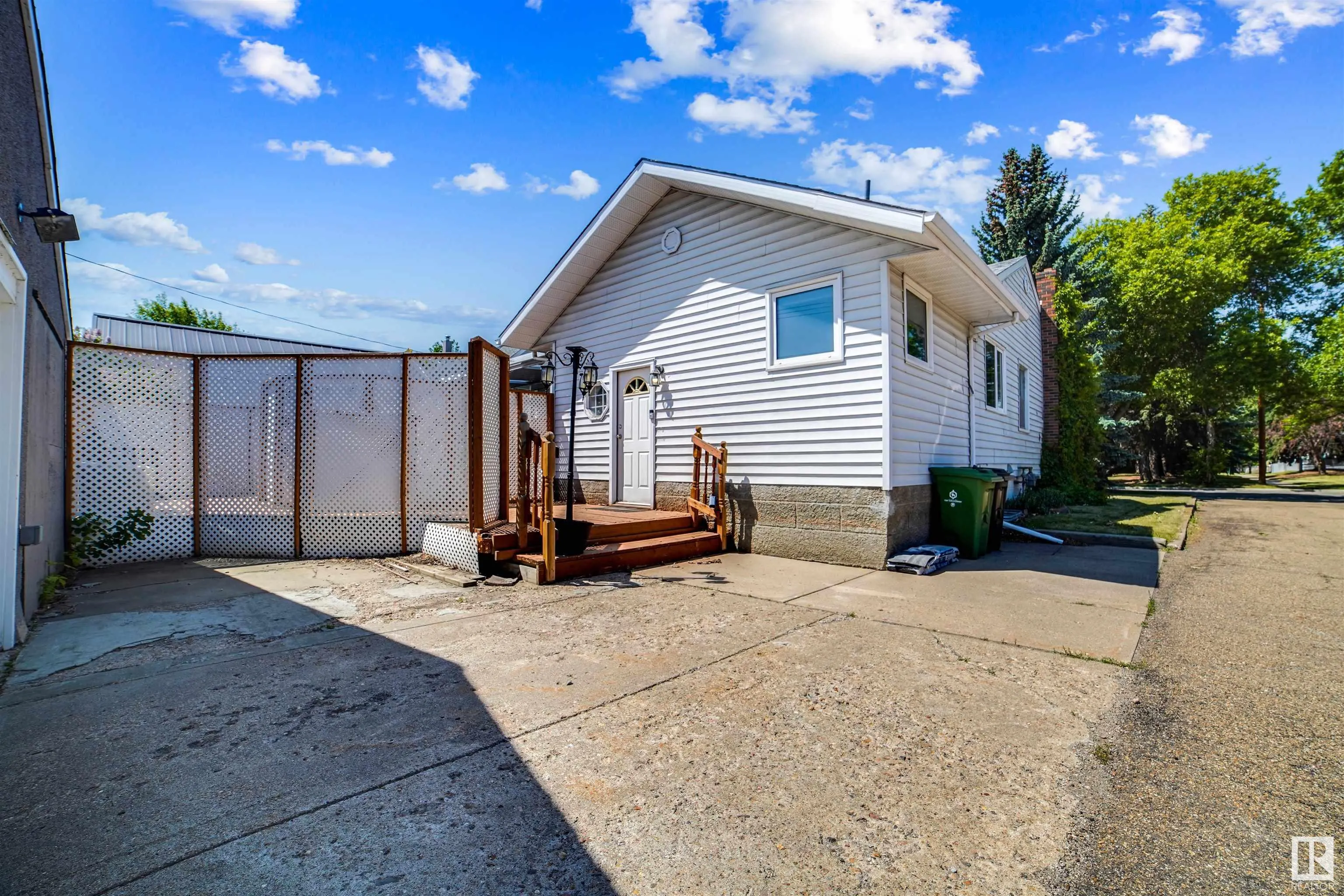 19 LOWE Avenue
