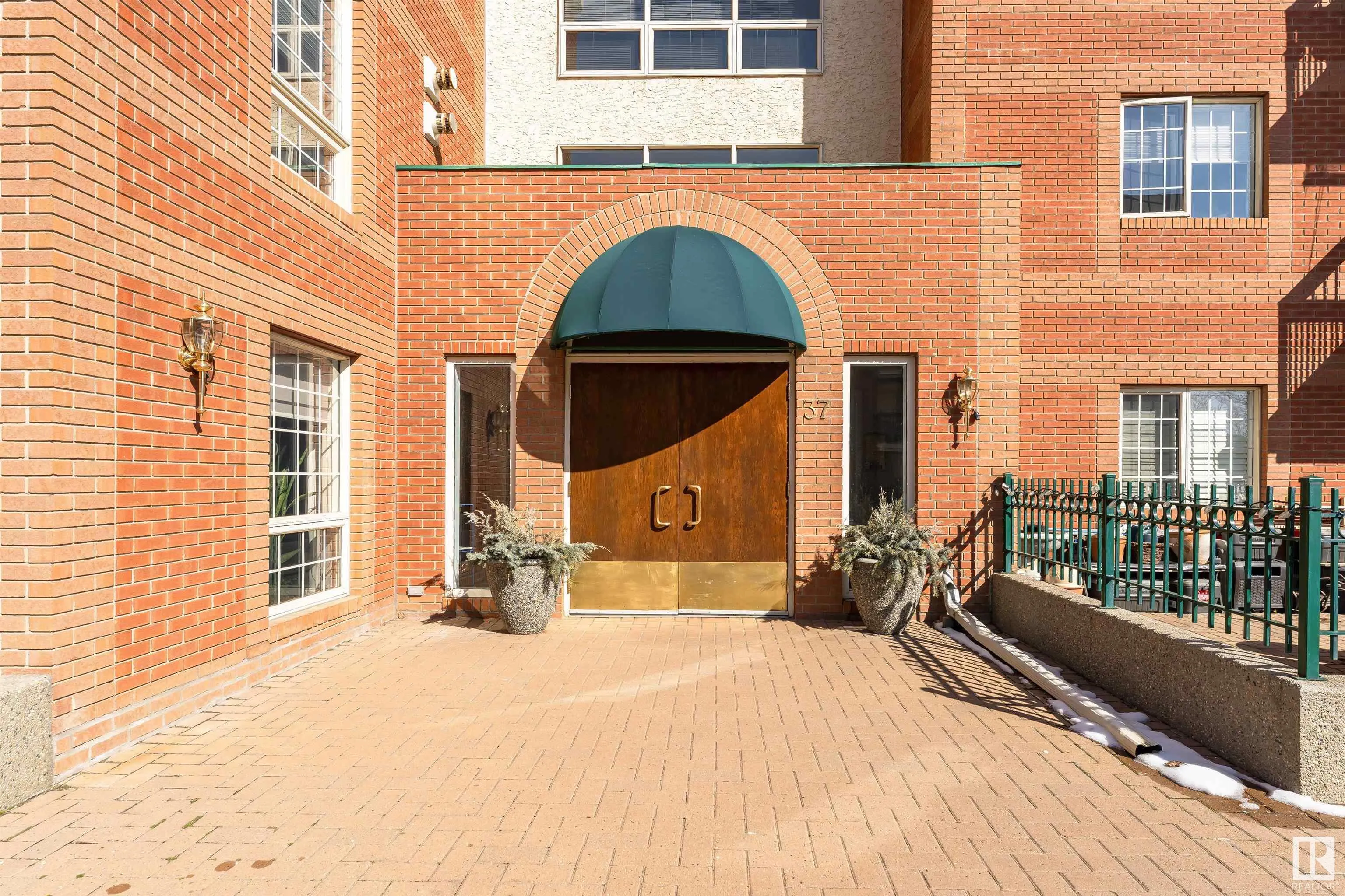 37 Sir Winston Churchill Avenue