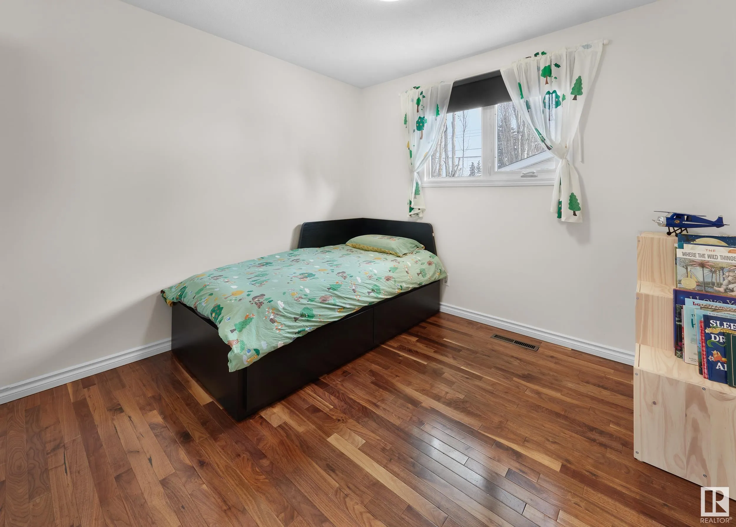 8911 162 Street