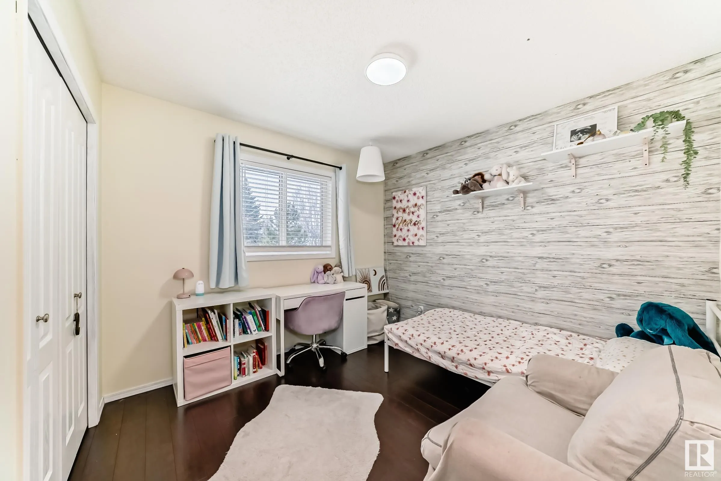 43 HAWTHORNE Crescent