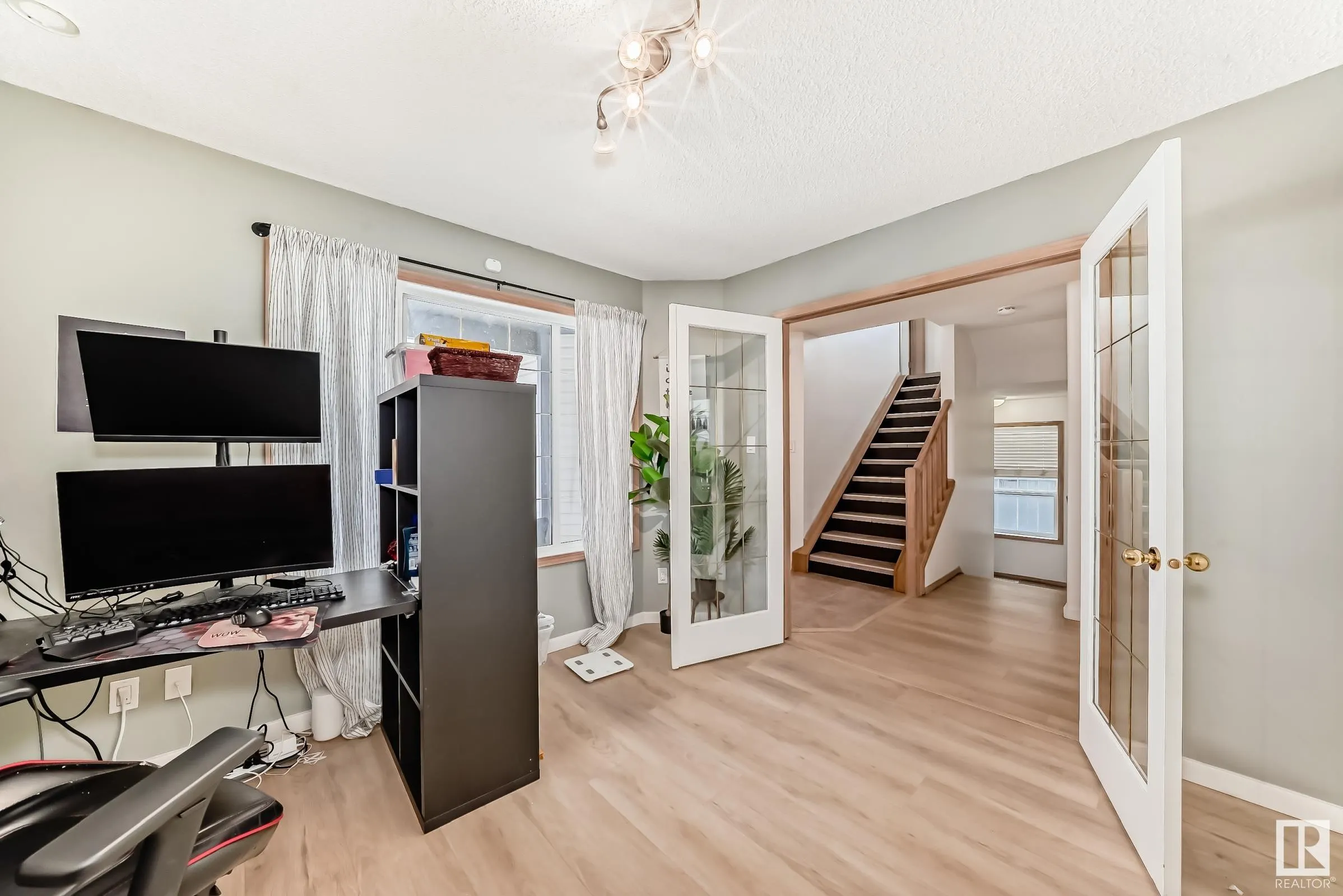 43 HAWTHORNE Crescent