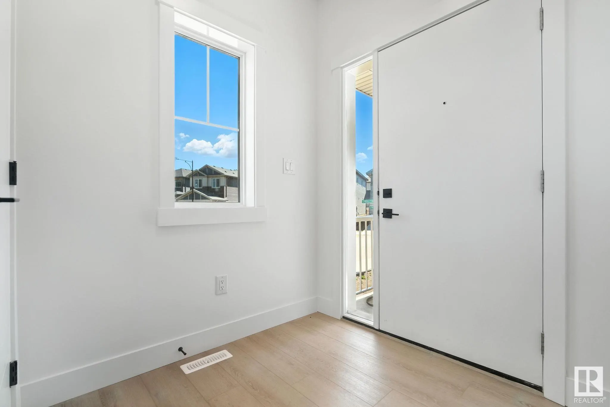 1135 GYRFALCON Crescent