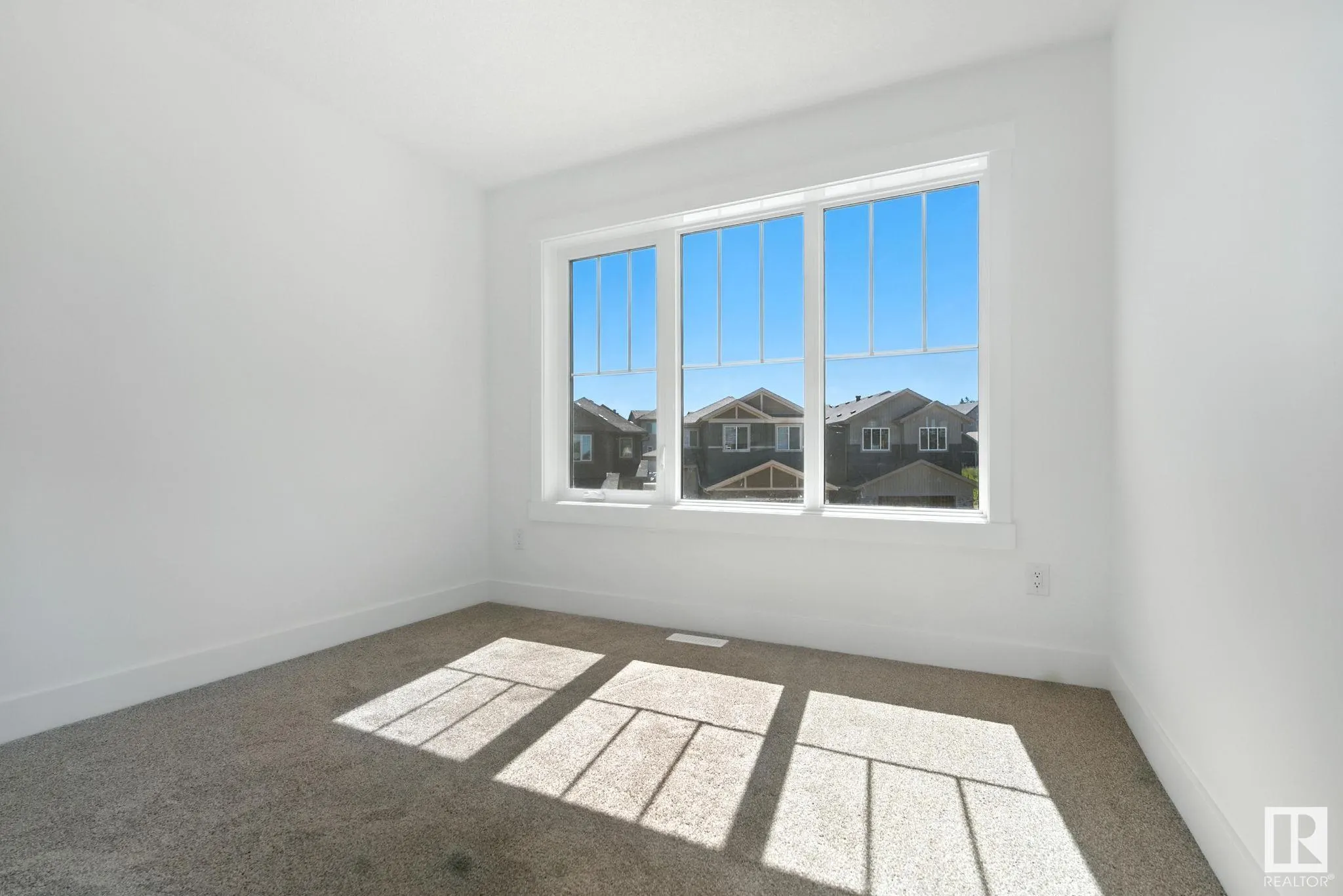 1135 GYRFALCON Crescent