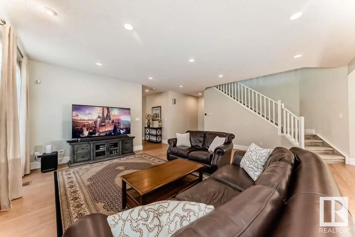 4323 WHITELAW Way