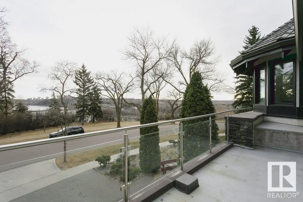 11 WELLINGTON Crescent