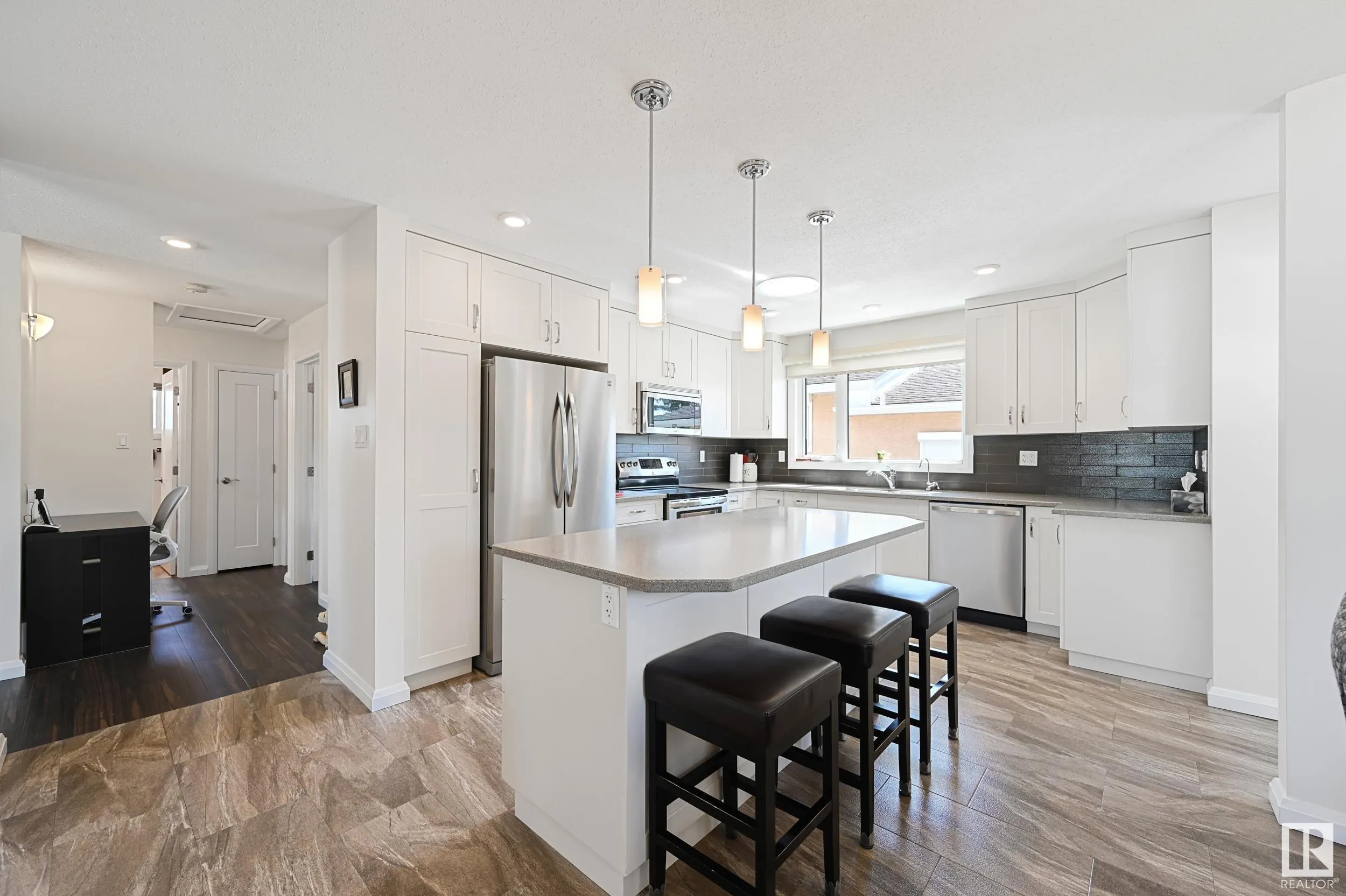 26 GLACIER Crescent
