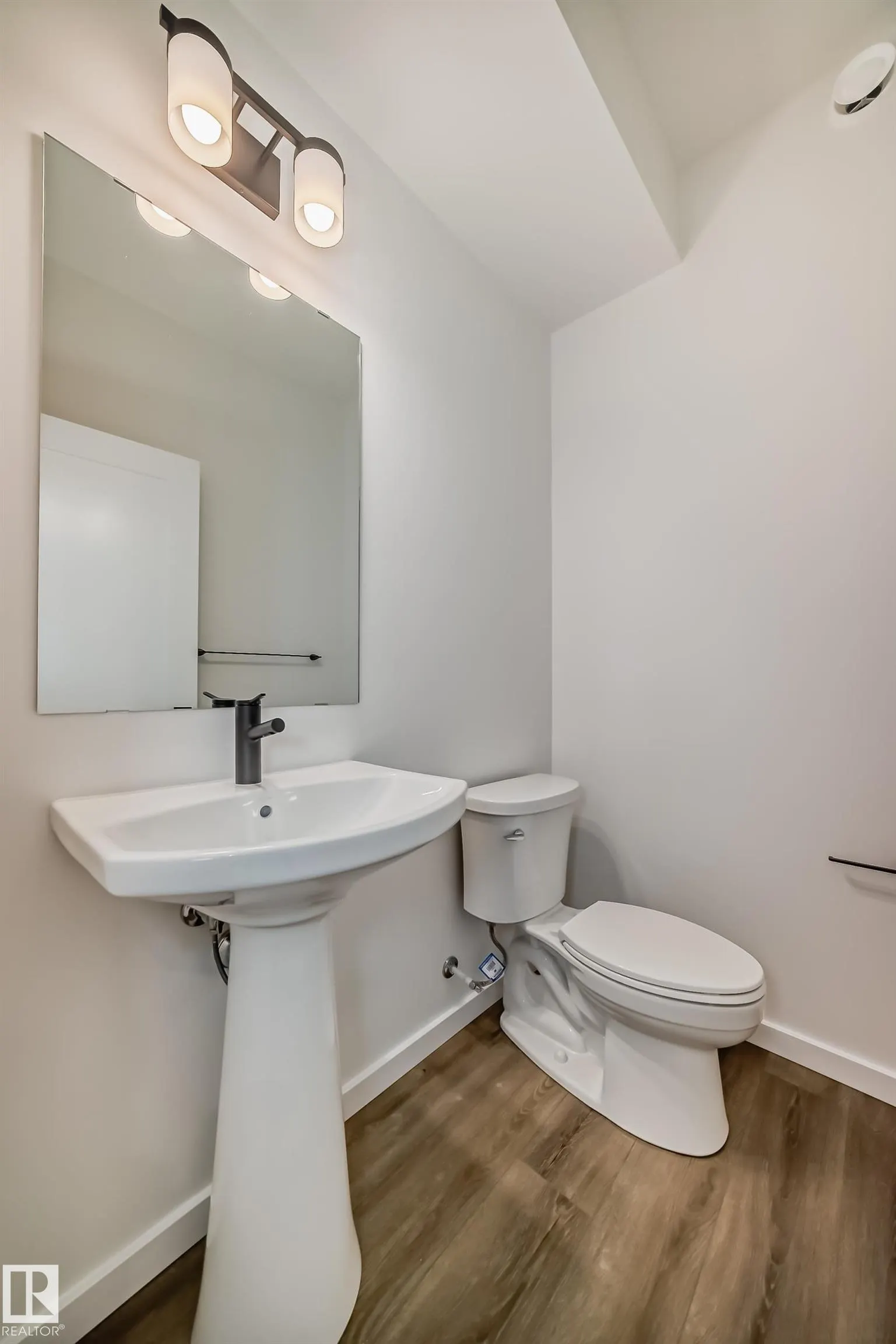 1362 AINSLIE Wynd