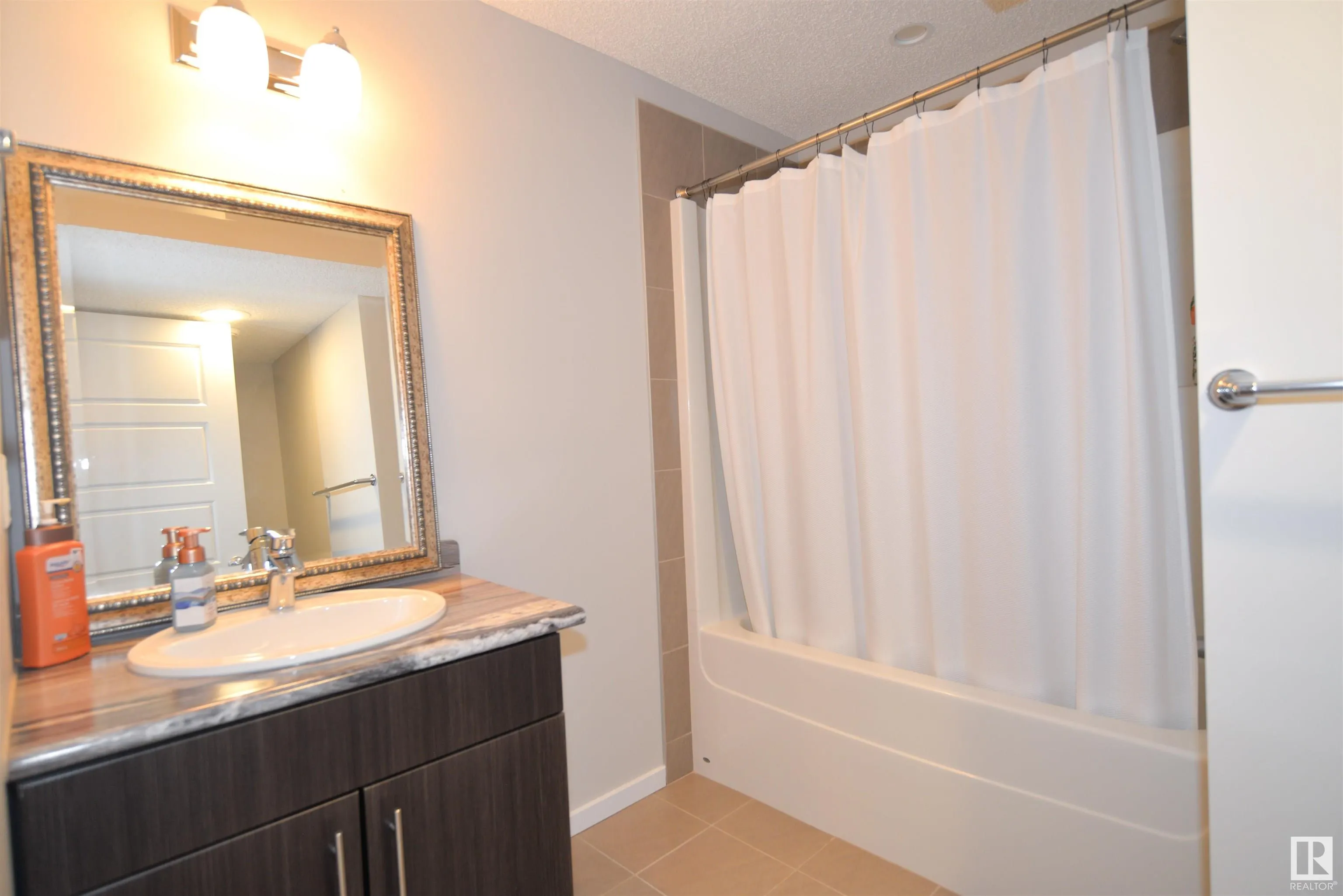 47 AVEBURY Court