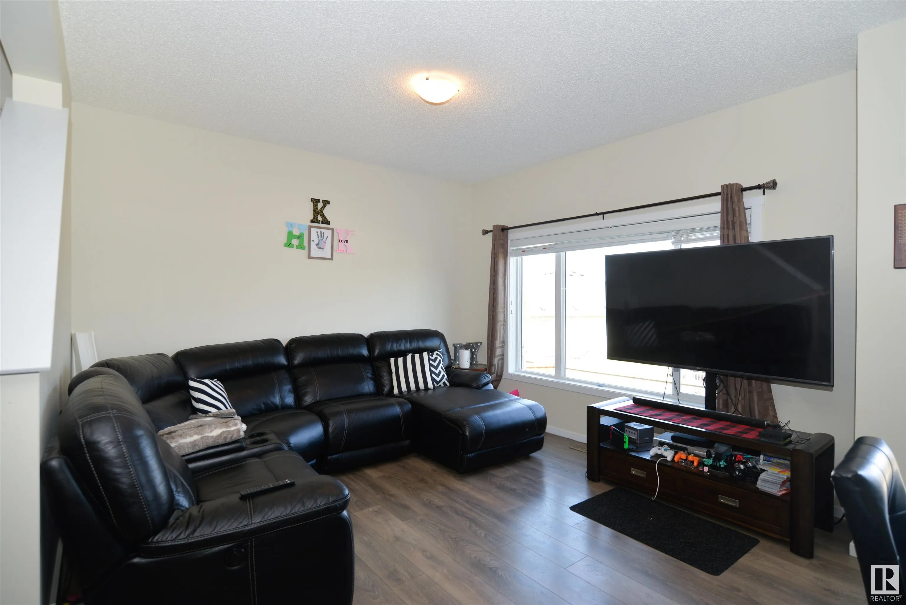 47 AVEBURY Court