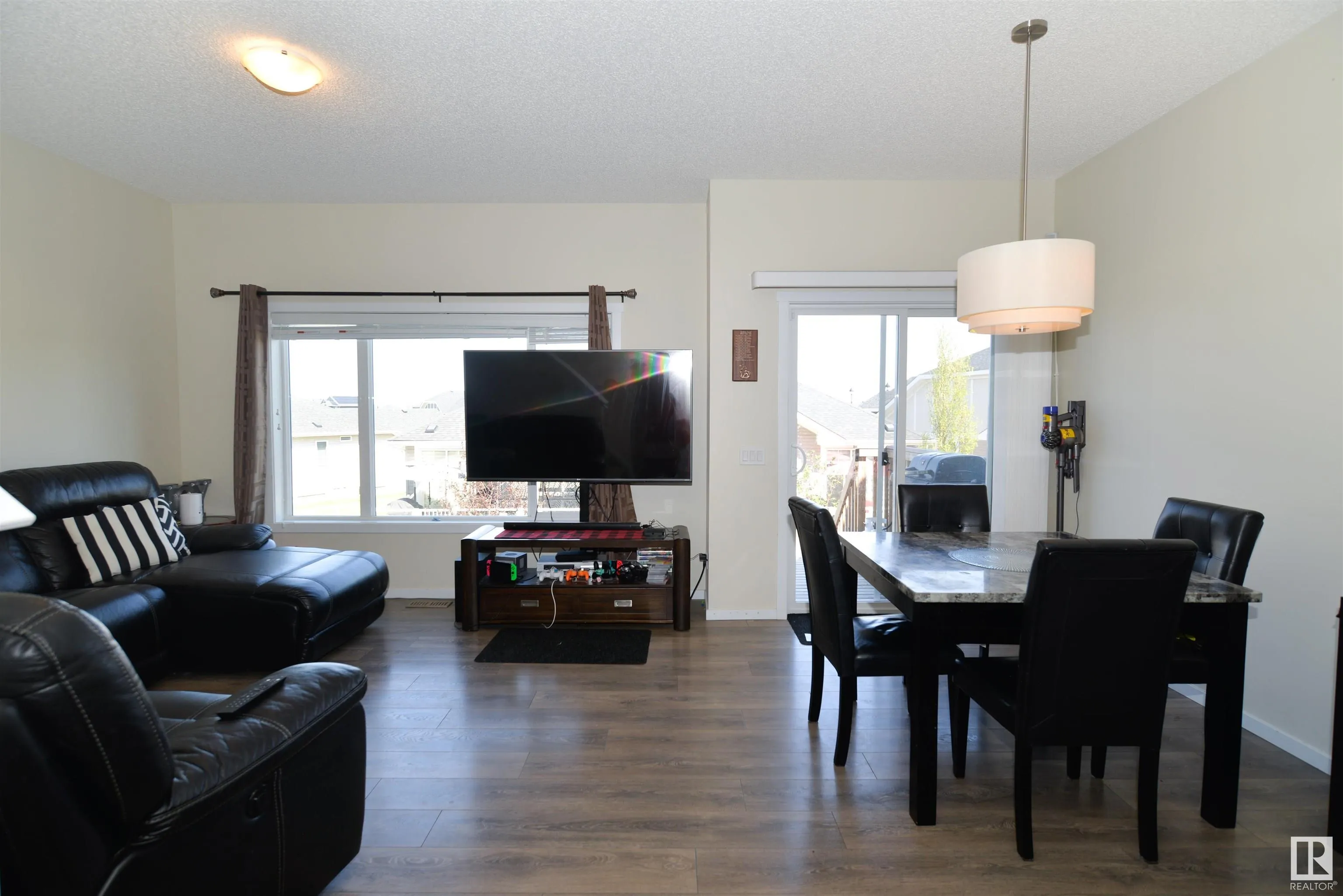 47 AVEBURY Court