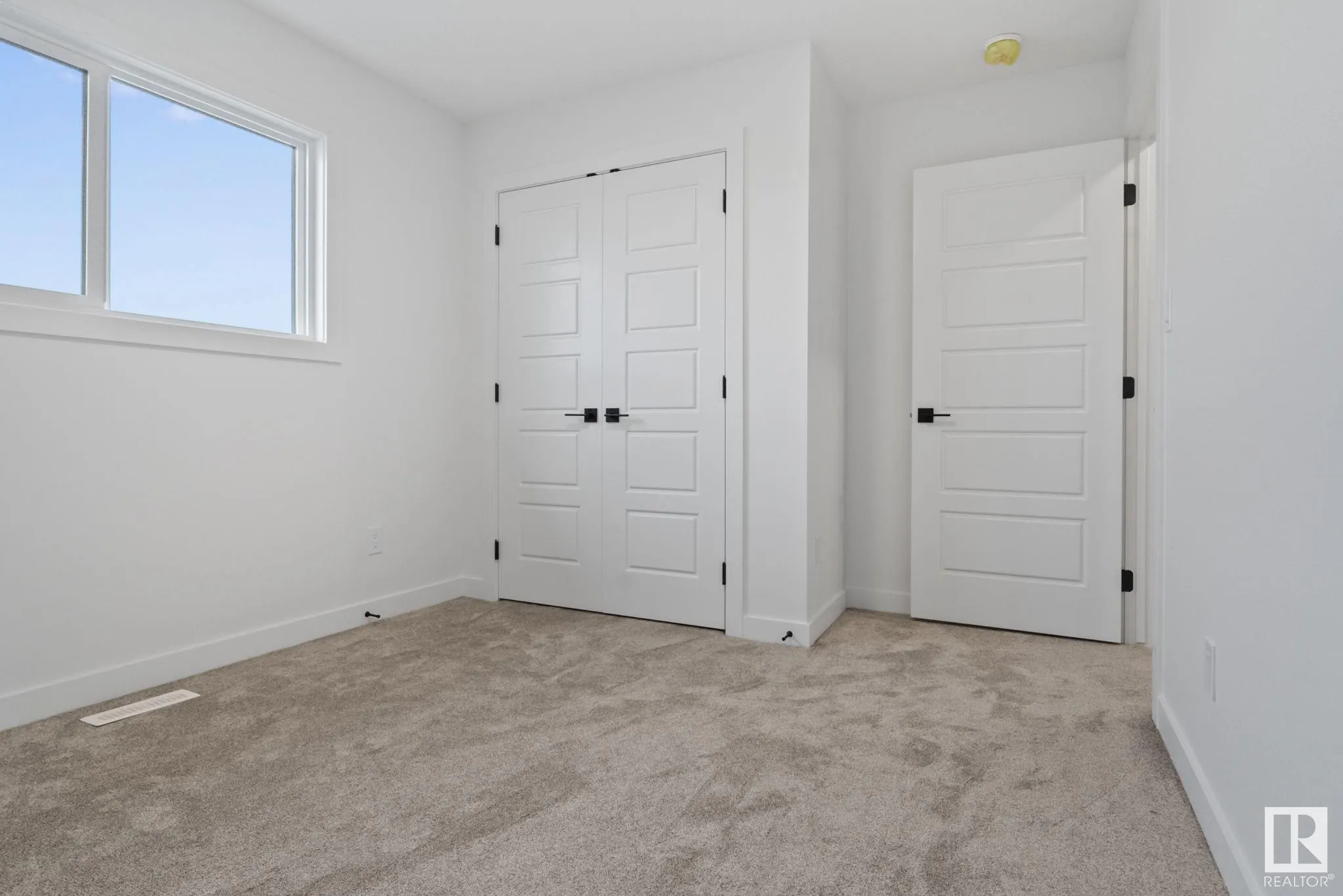 33 SUN MEADOWS Close