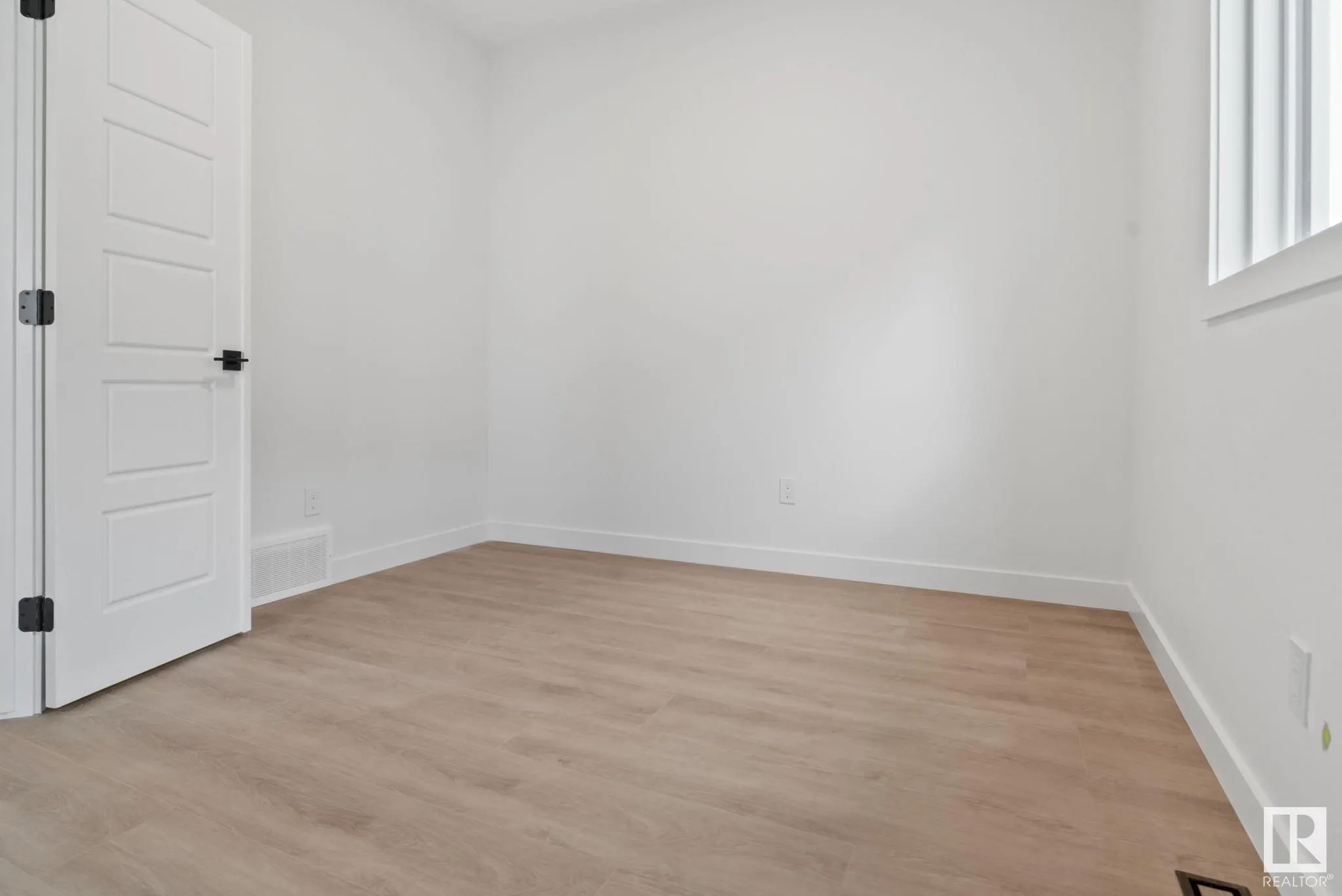 33 SUN MEADOWS Close