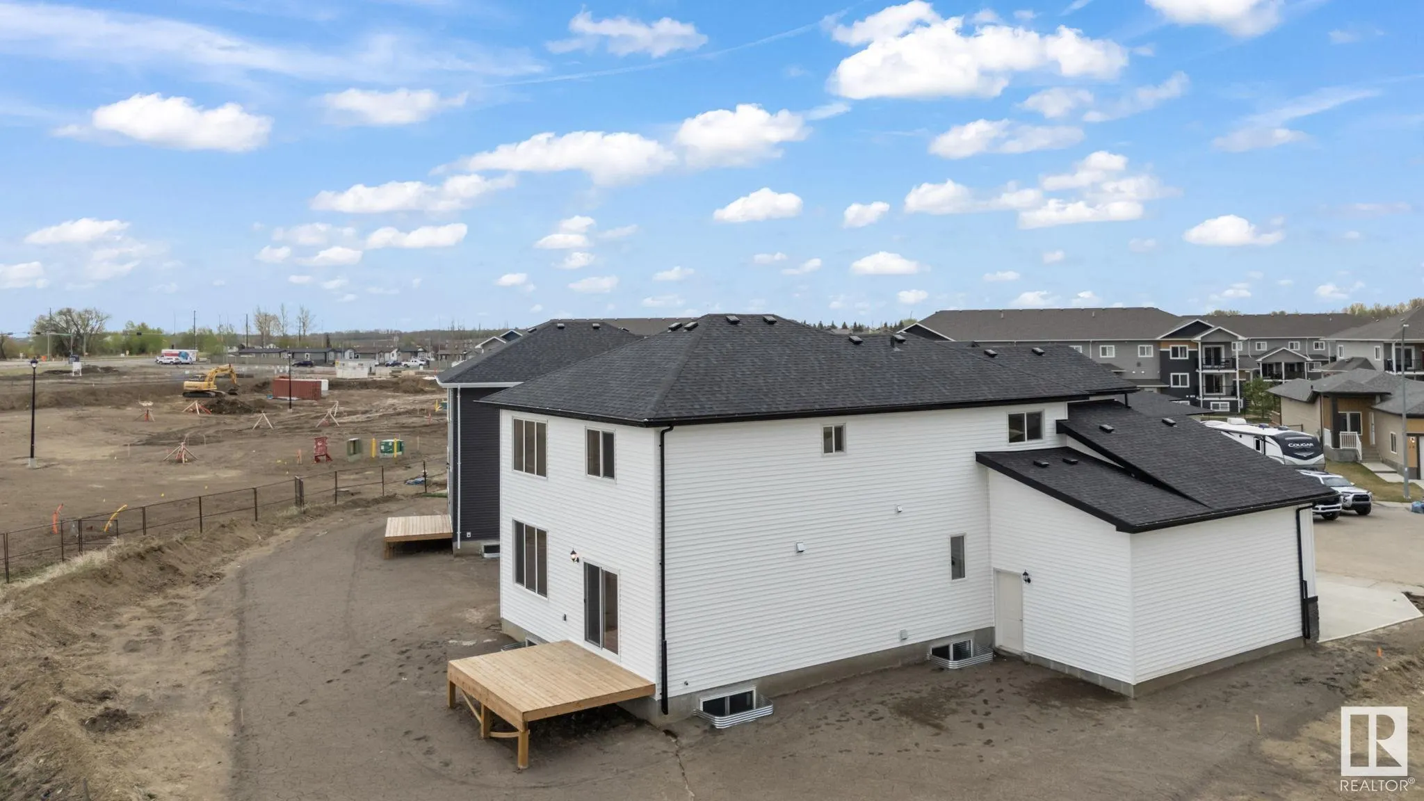 33 SUN MEADOWS Close