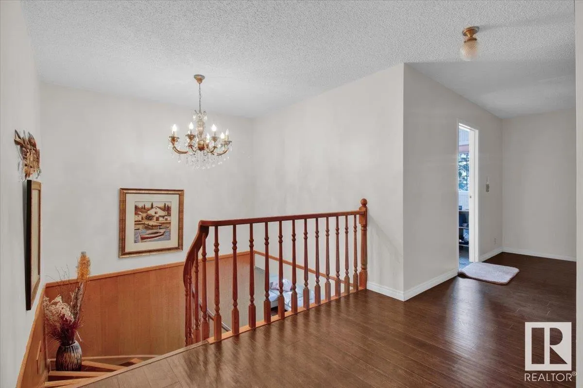 33 GLEN MEADOW Crescent
