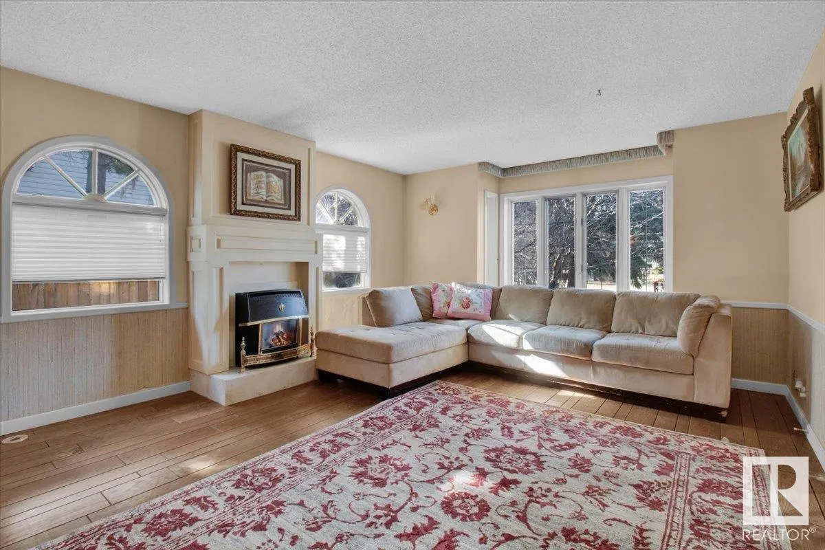 33 GLEN MEADOW Crescent