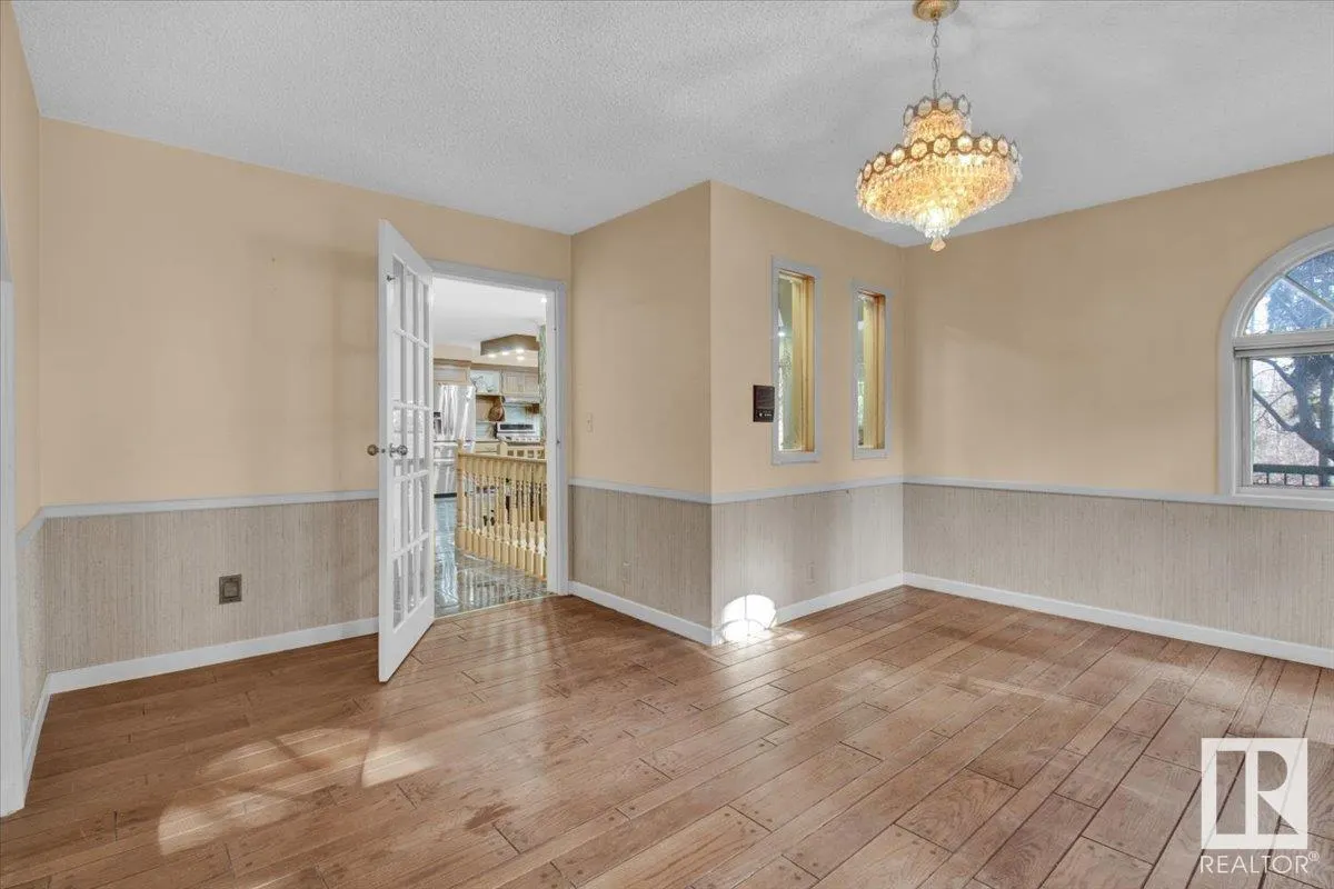 33 GLEN MEADOW Crescent