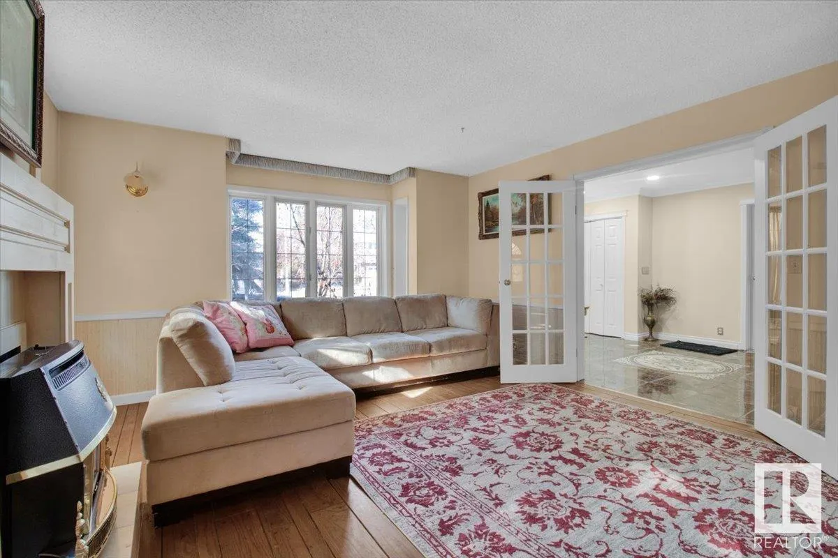 33 GLEN MEADOW Crescent