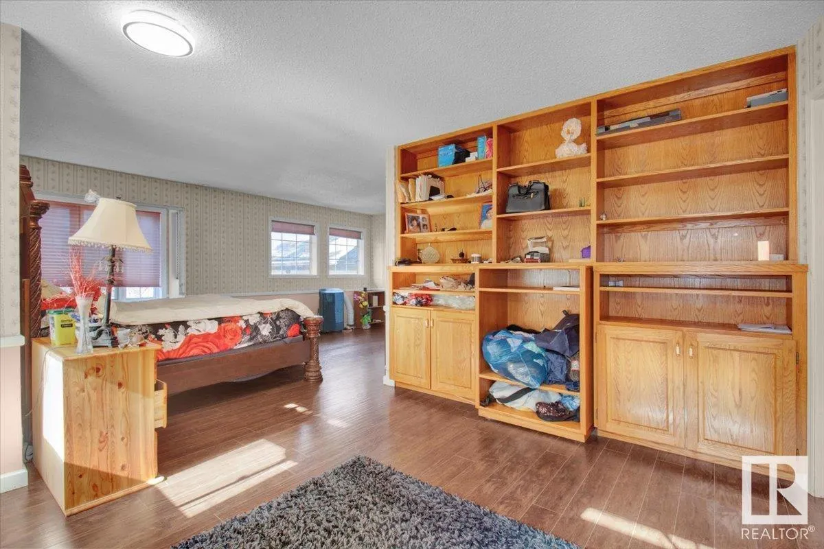 33 GLEN MEADOW Crescent