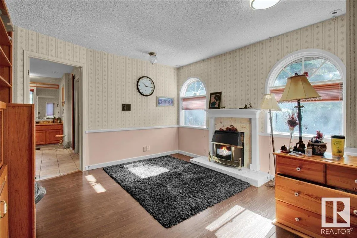 33 GLEN MEADOW Crescent