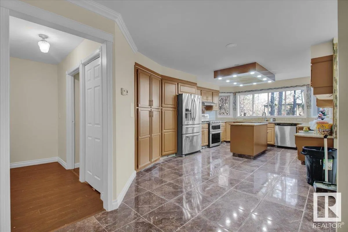 33 GLEN MEADOW Crescent