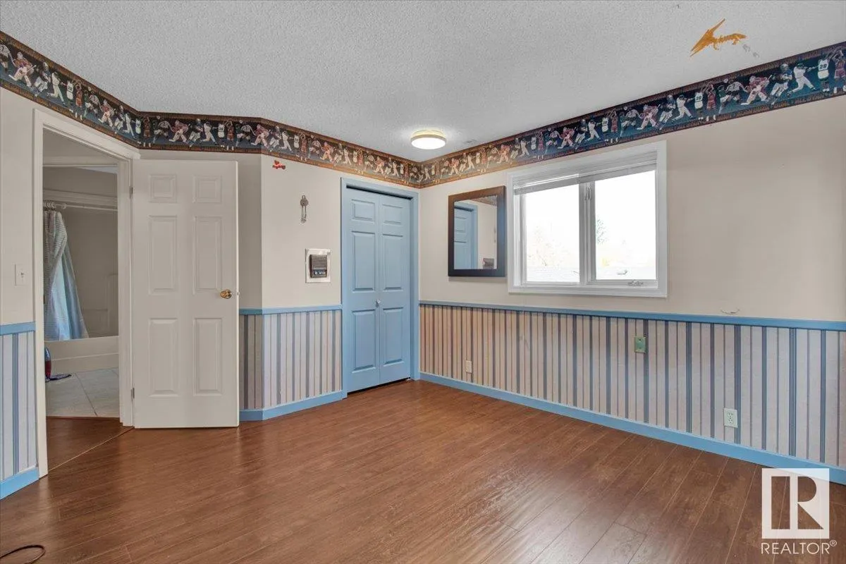 33 GLEN MEADOW Crescent