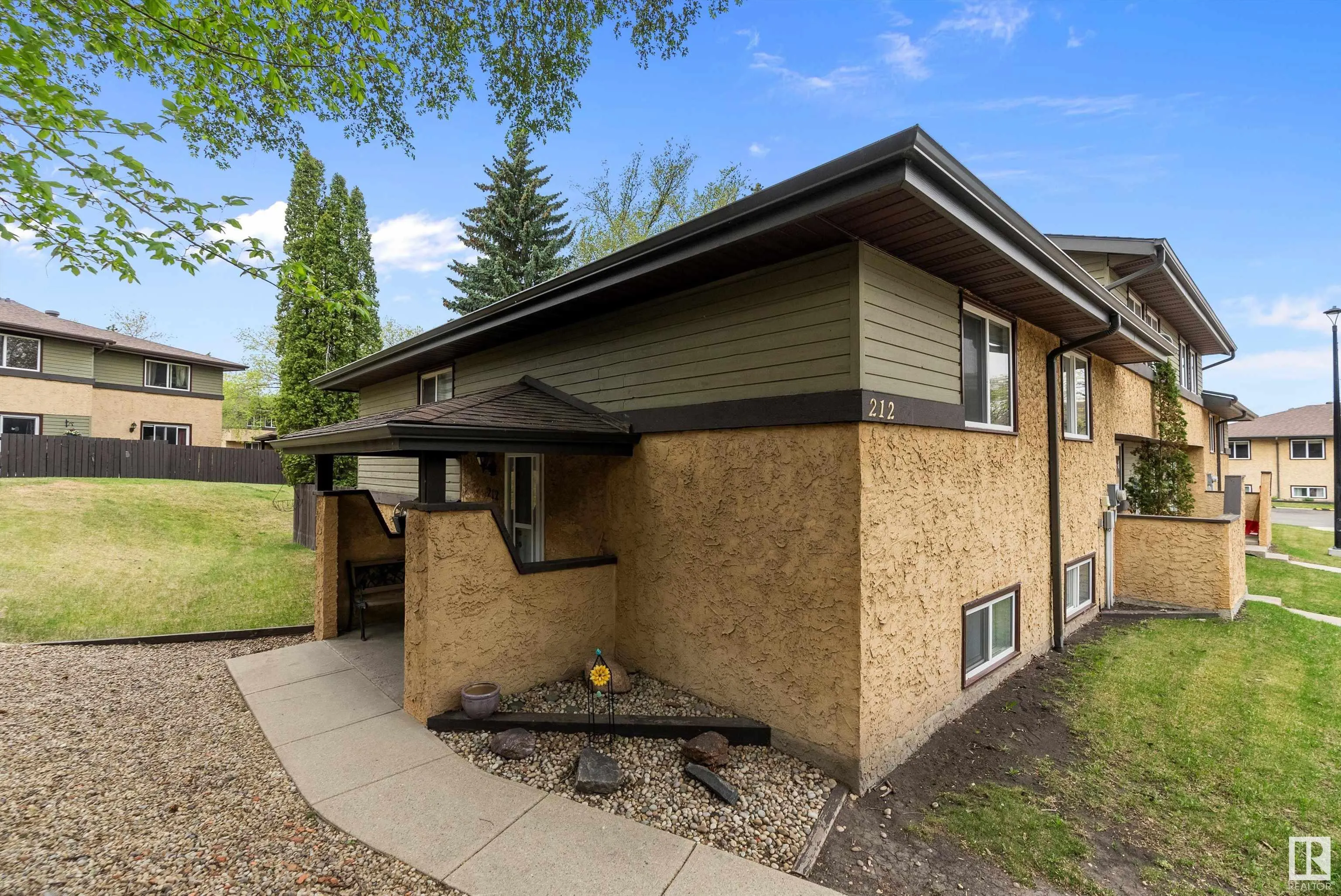 212 WOODBRIDGE Way