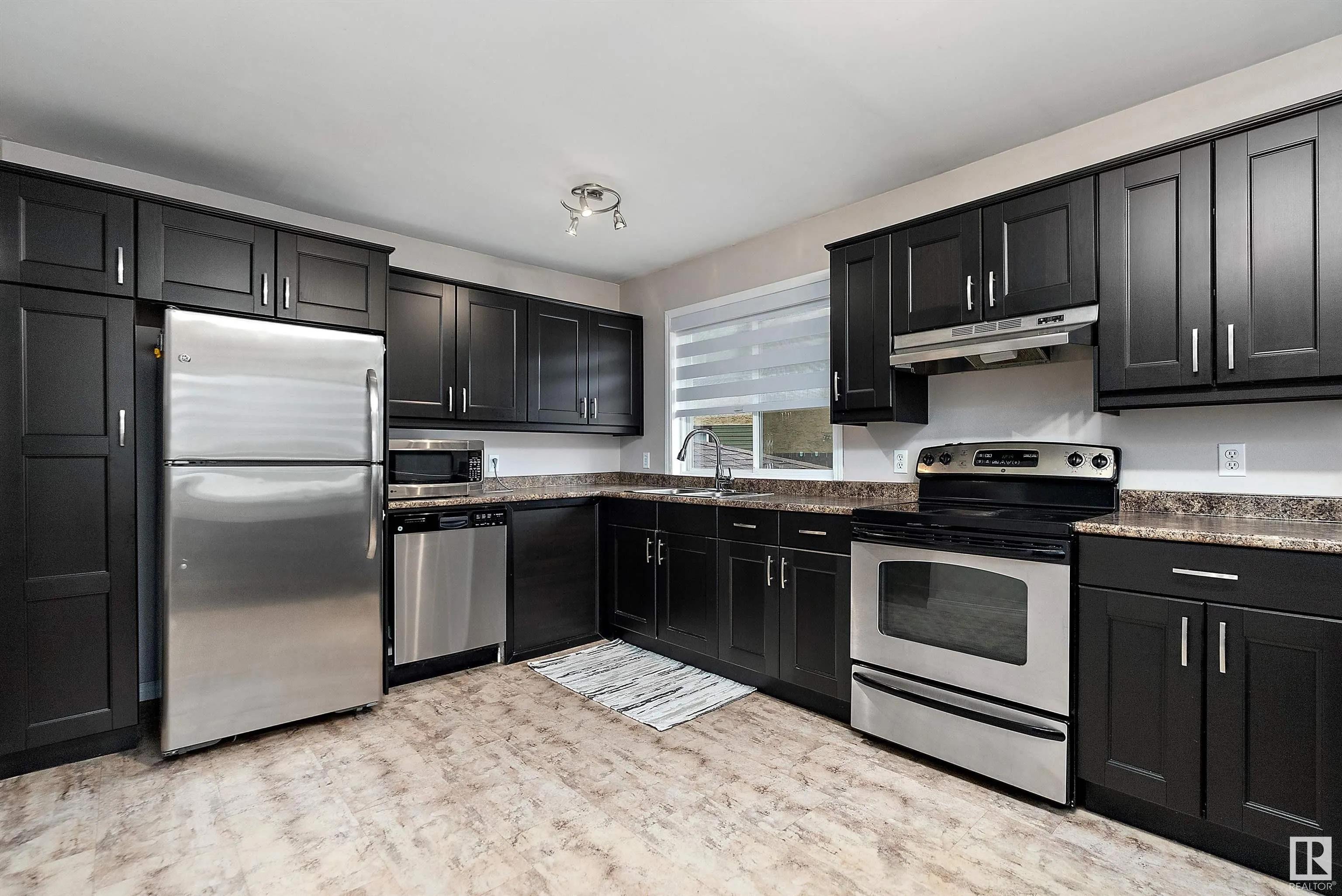 212 WOODBRIDGE Way