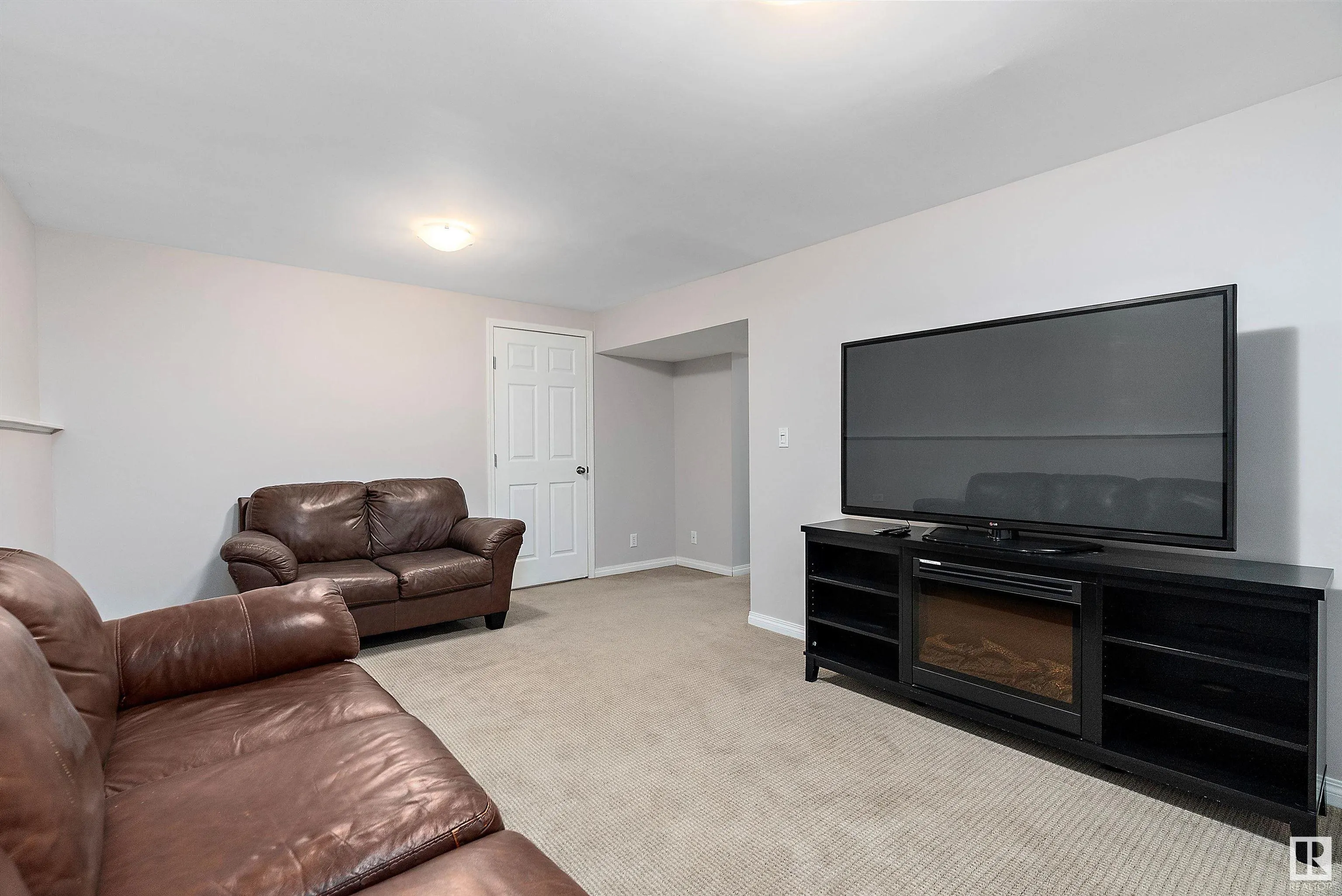 212 WOODBRIDGE Way