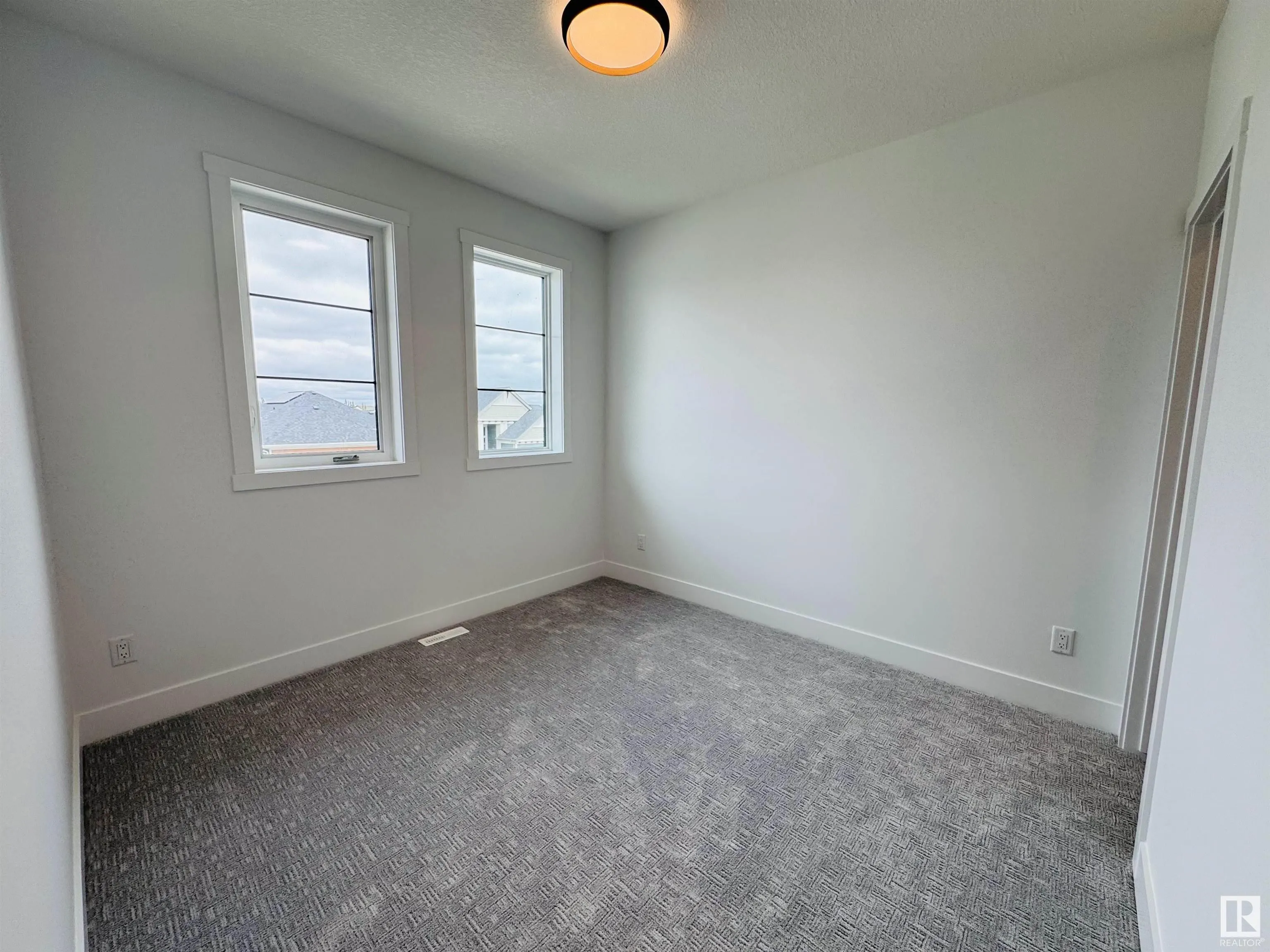 165 Edgewater Cir
