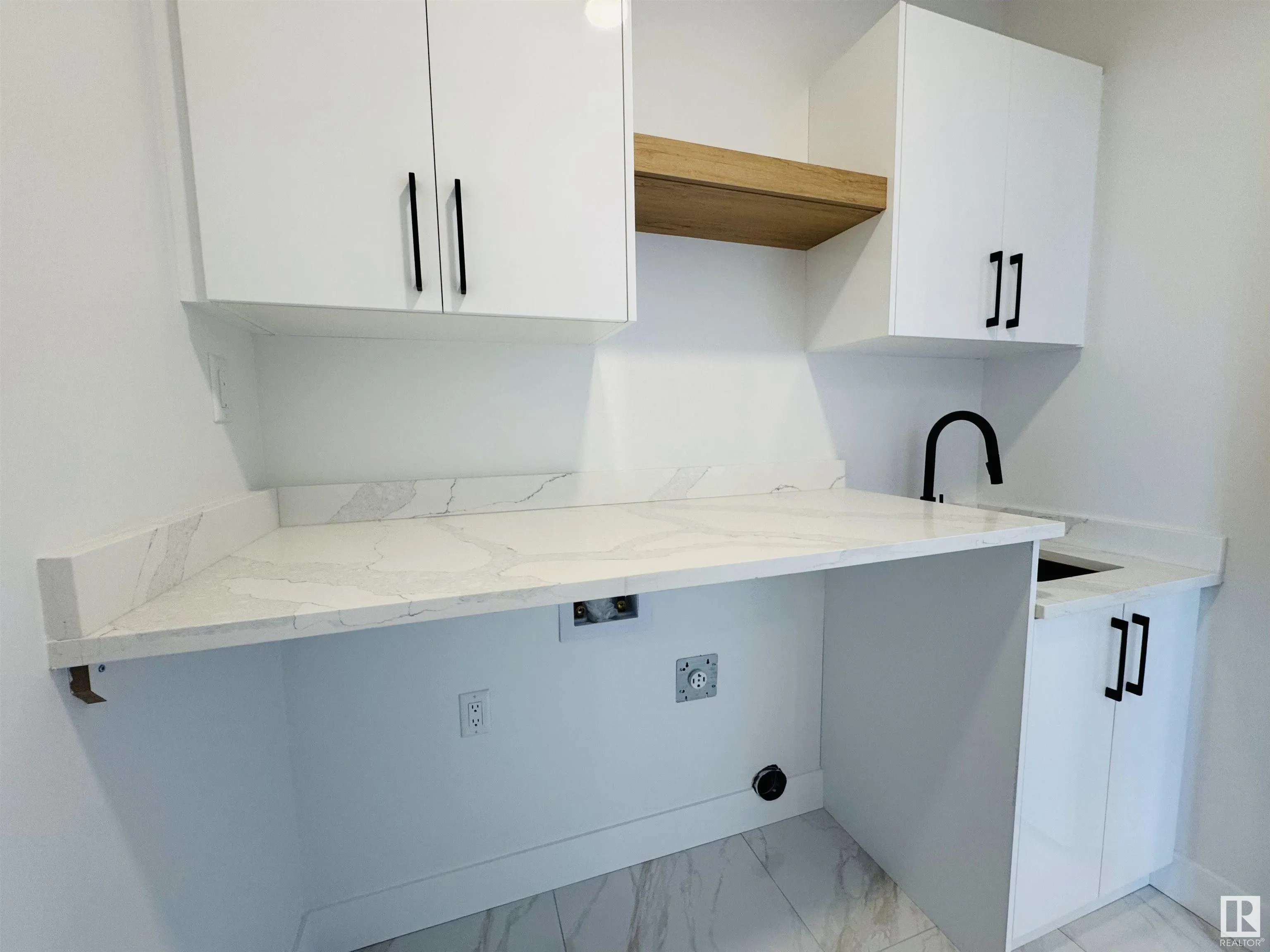 165 Edgewater Cir